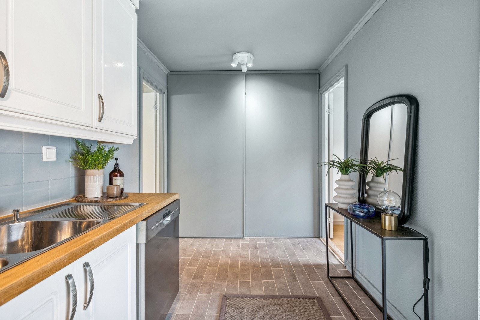 Opplegg for vaskemaskin og tørketrommel bak skyvedørsgarderobe Galleribilde