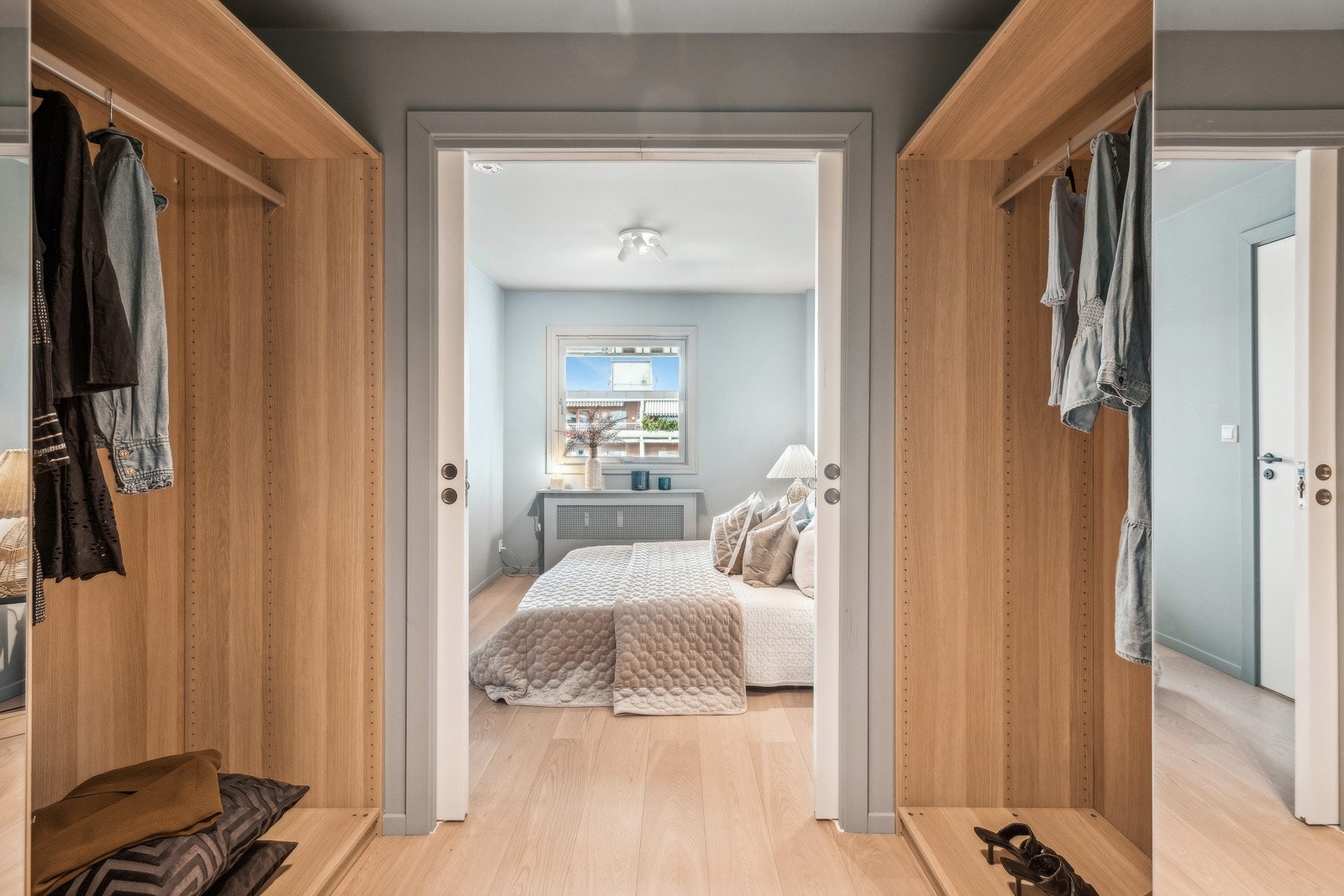 Soverom med adkomst til walk-in closet med skyvedører Galleribilde