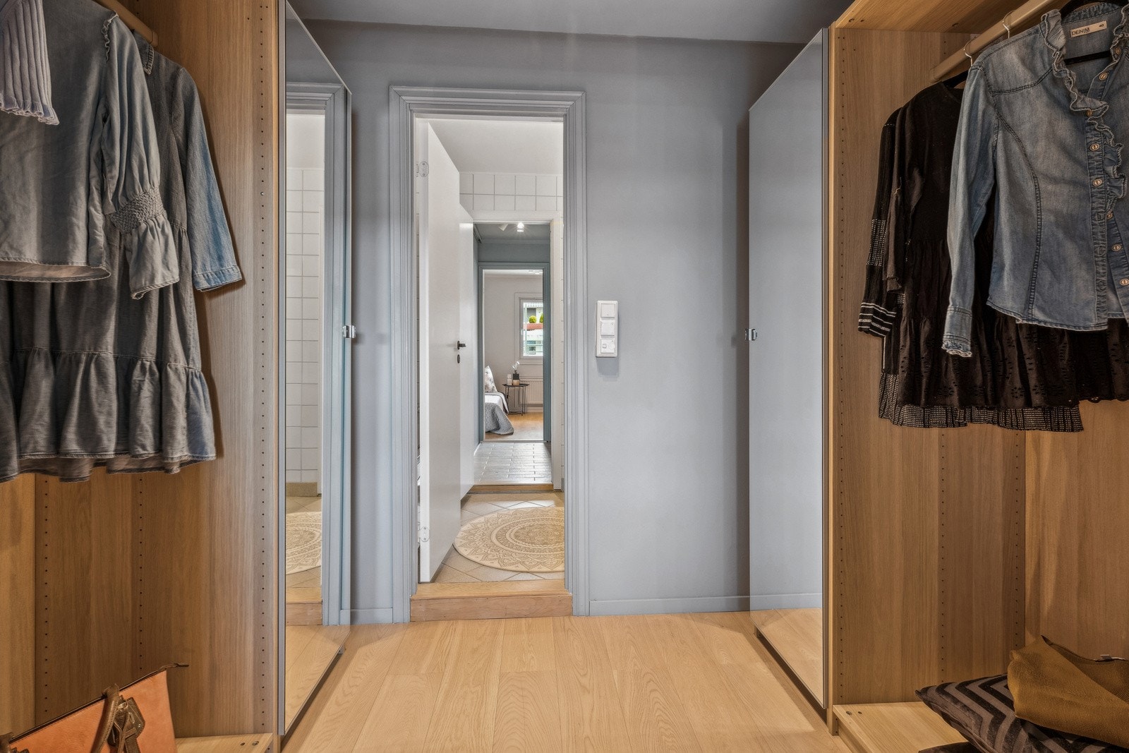 Walk-in closet ved hovedsoverom Galleribilde
