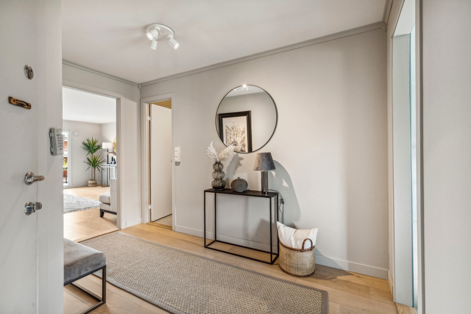 Romslig entré med adkomst til toalettrom Galleribilde