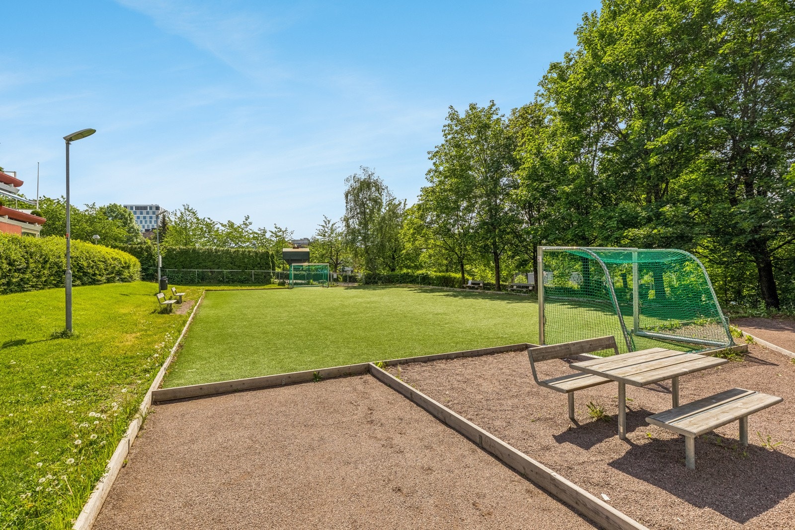 Borettslaget har tilrettelagt for uteaktiviteter for barn, blant annet med en ballplass Galleribilde