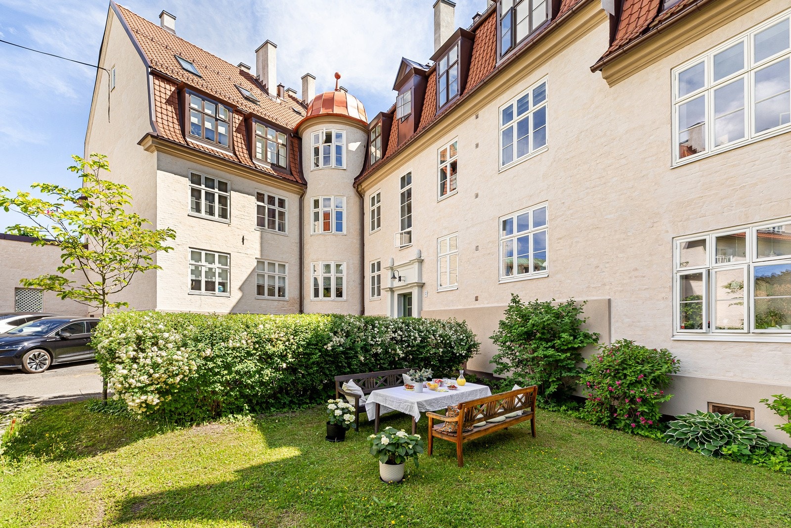 Klassisk og lekker arkitektur, med fasade og tak som ble pusset opp i 2021 Galleribilde