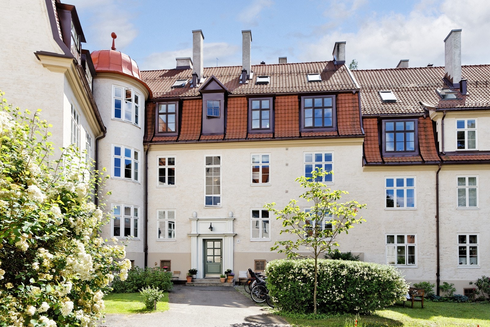 Leiligheten ligger i en høy og skjermet 1. etasje, med fantastisk intern beliggenhet i Lindern Hageby Galleribilde