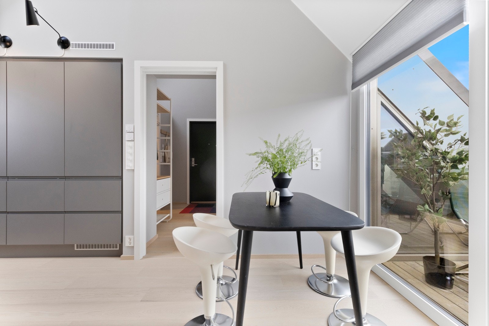 Lys og lekker toppleilighet med god planløsning. Galleribilde