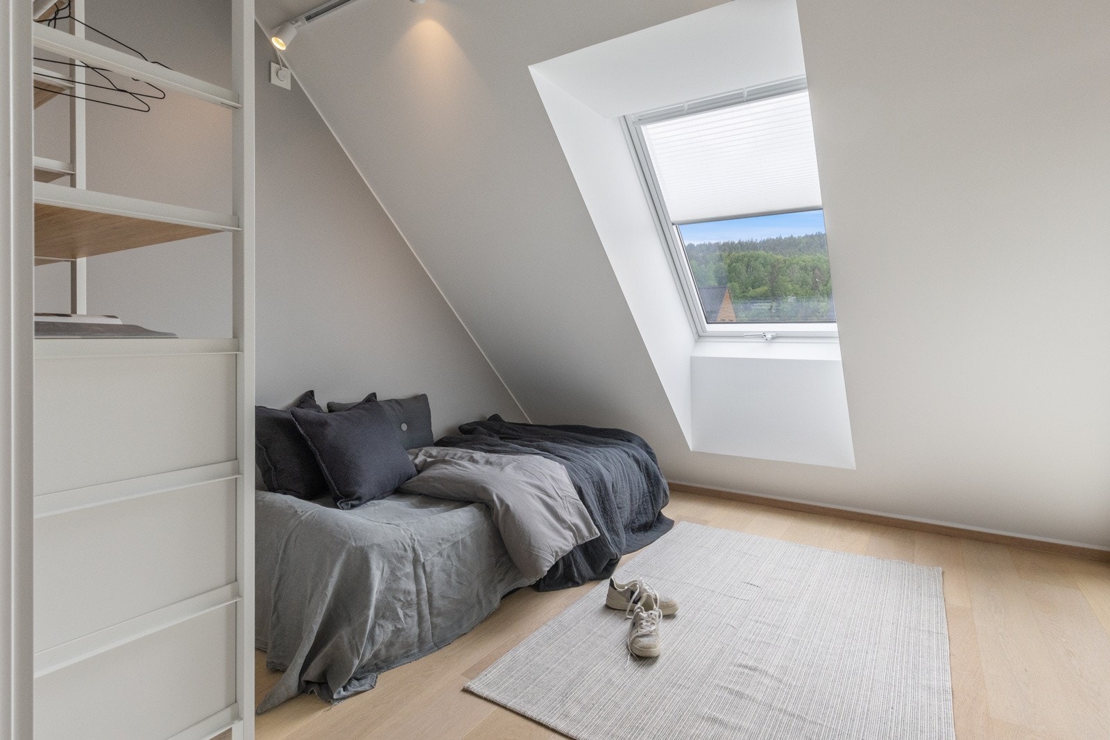 Leiligheten har to soverom. Begge soverommene er lyse og av gode størrelser. Galleribilde