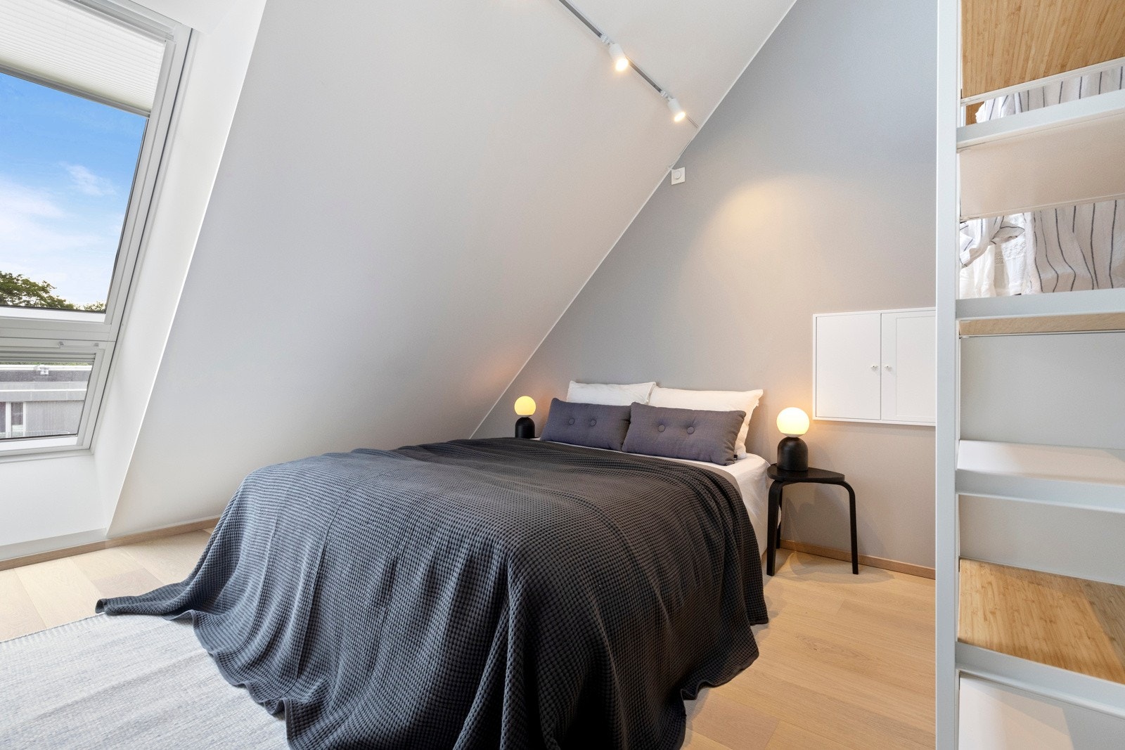 Velux takvindu, som kan åpnes og bli en takbalkong. Galleribilde