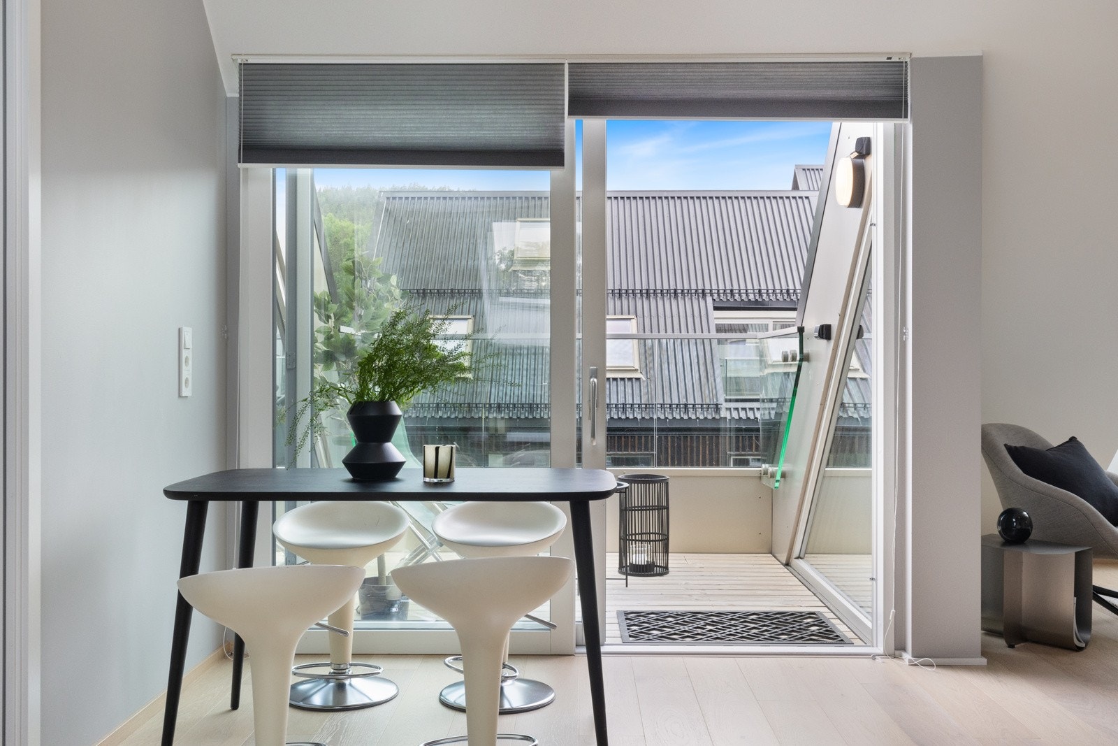 Utgang til balkong fra stuen/spisestuen. Galleribilde