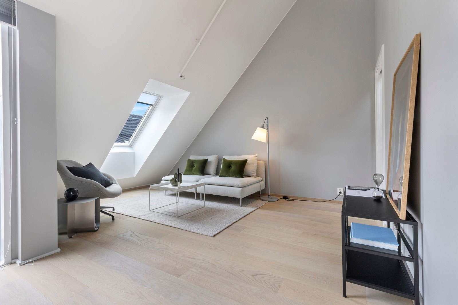 Det er god plass til sofagruppe i stuen. Galleribilde