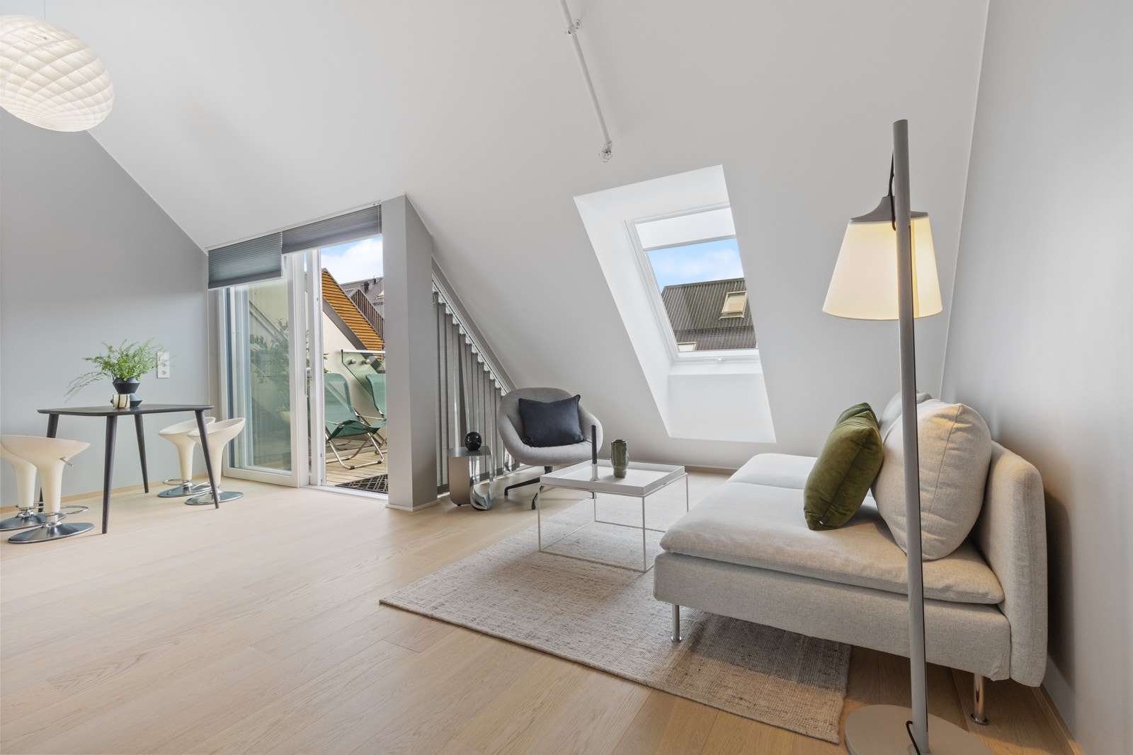 Stue og kjøkken i åpen løsning som gir en luftig romfølelse. Galleribilde