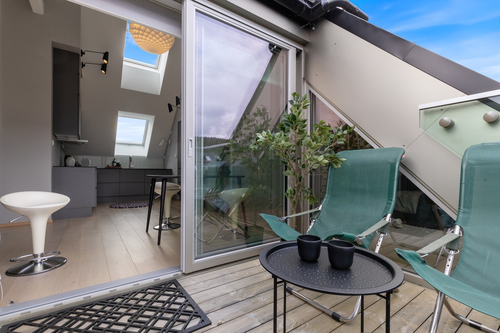 Hyggelig balkong med plass til sittegruppe. Galleribilde
