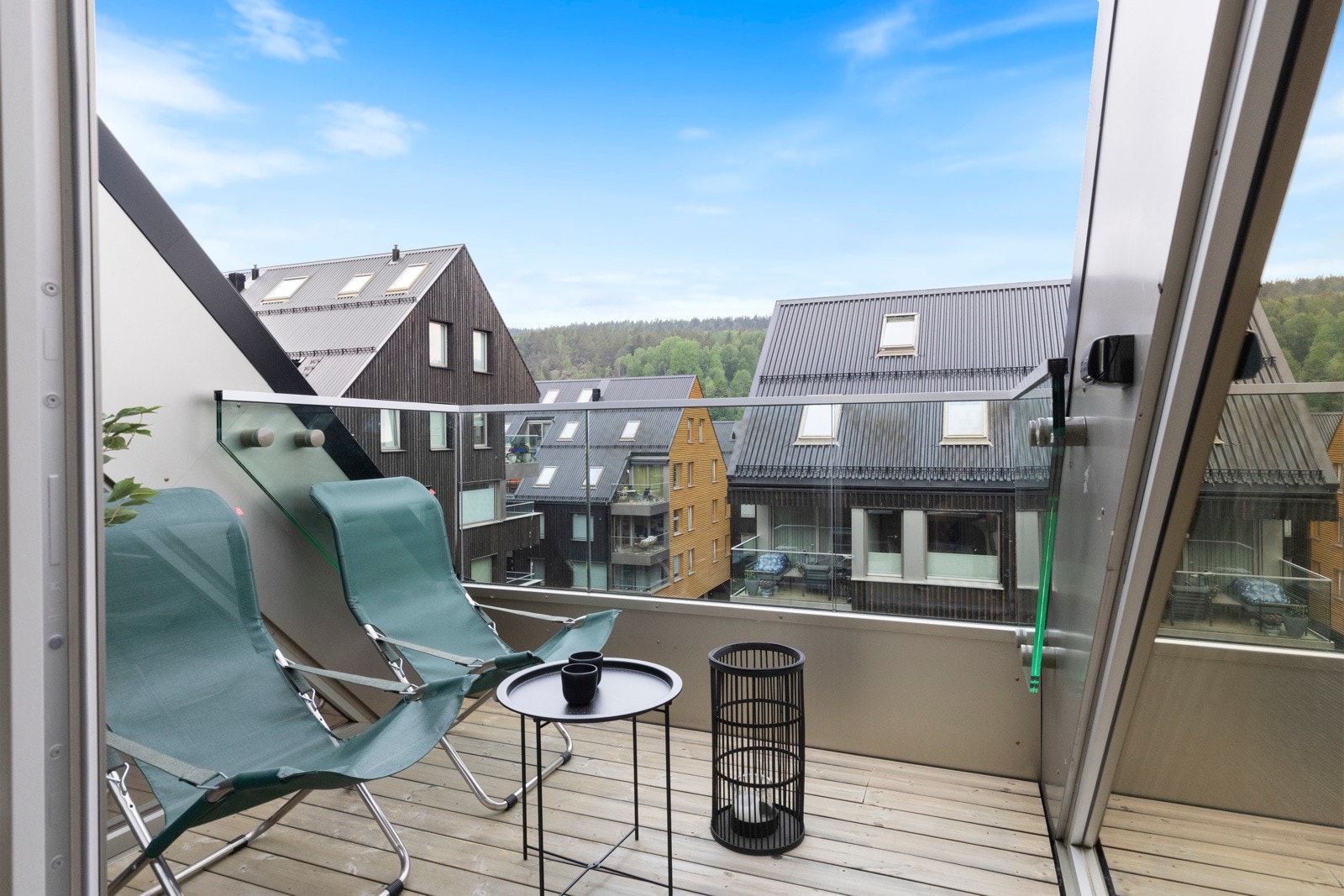 Fra balkongen er det fin utsikt til Gjellumvannet og ettermiddags- og kveldssol. Galleribilde