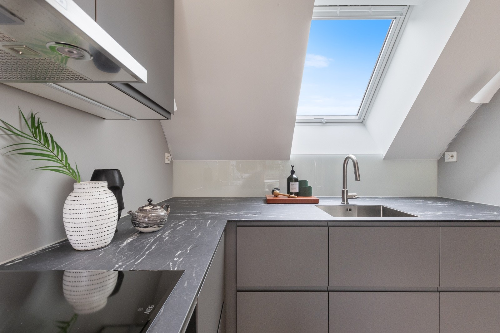 Integrerte hvitevarer og god oppbevaringsplass i innredningen. Galleribilde