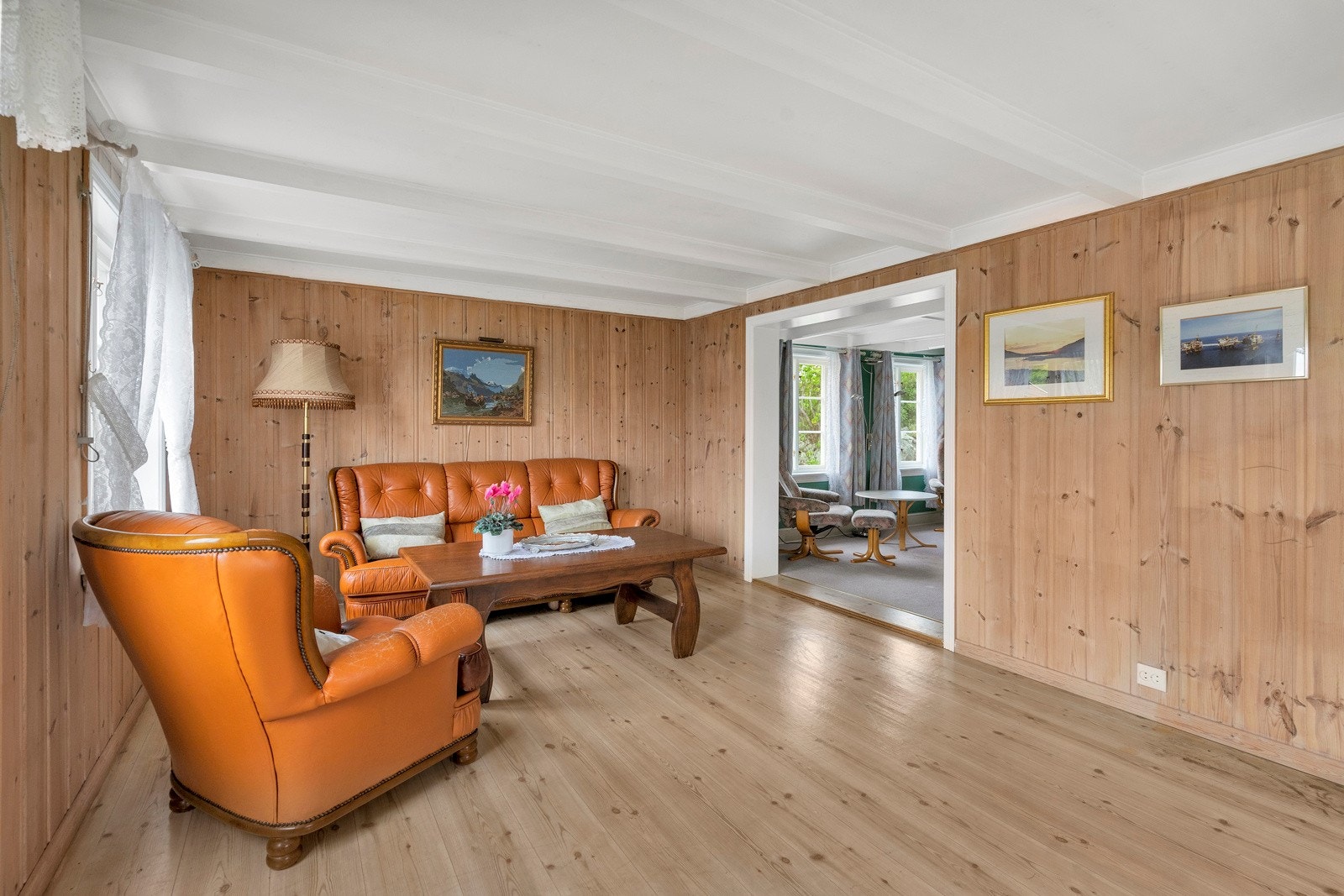 Stue (alrom) med utgang til hage Galleribilde