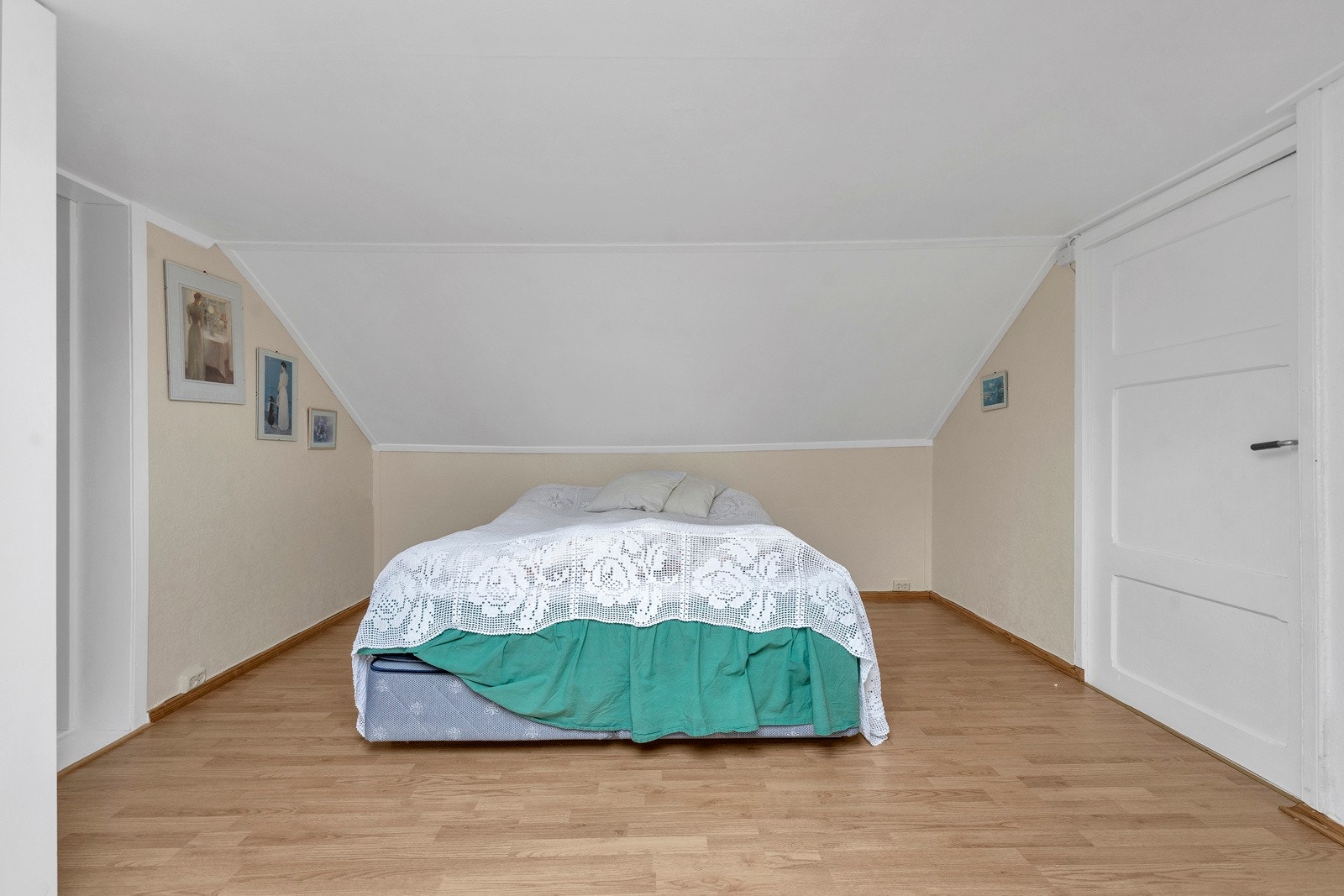 Innredet rom på loft (brukt som soverom) Galleribilde