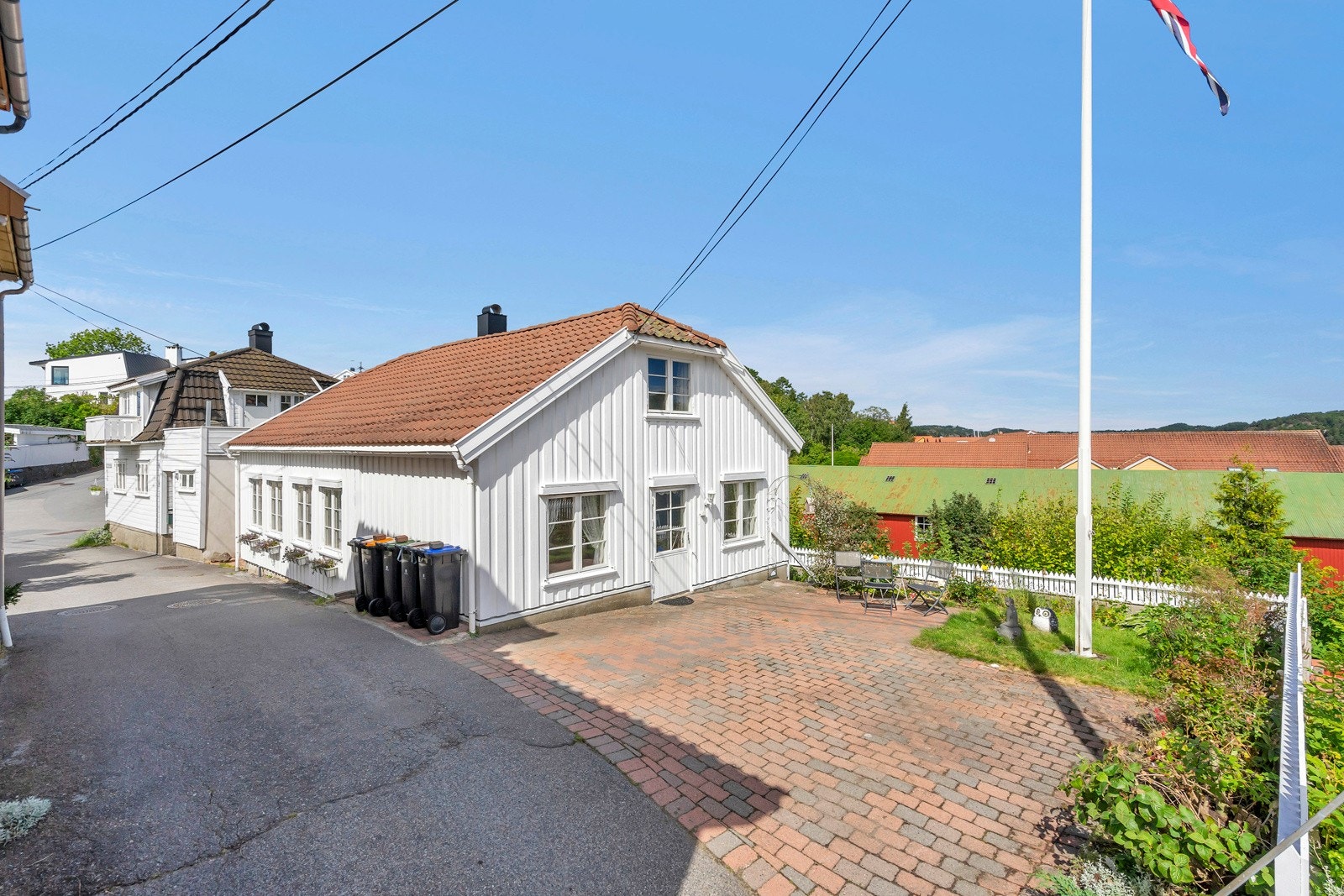 Sjarmerende enebolig i Grimstads indrefilet med sjøutsikt og parkering Galleribilde