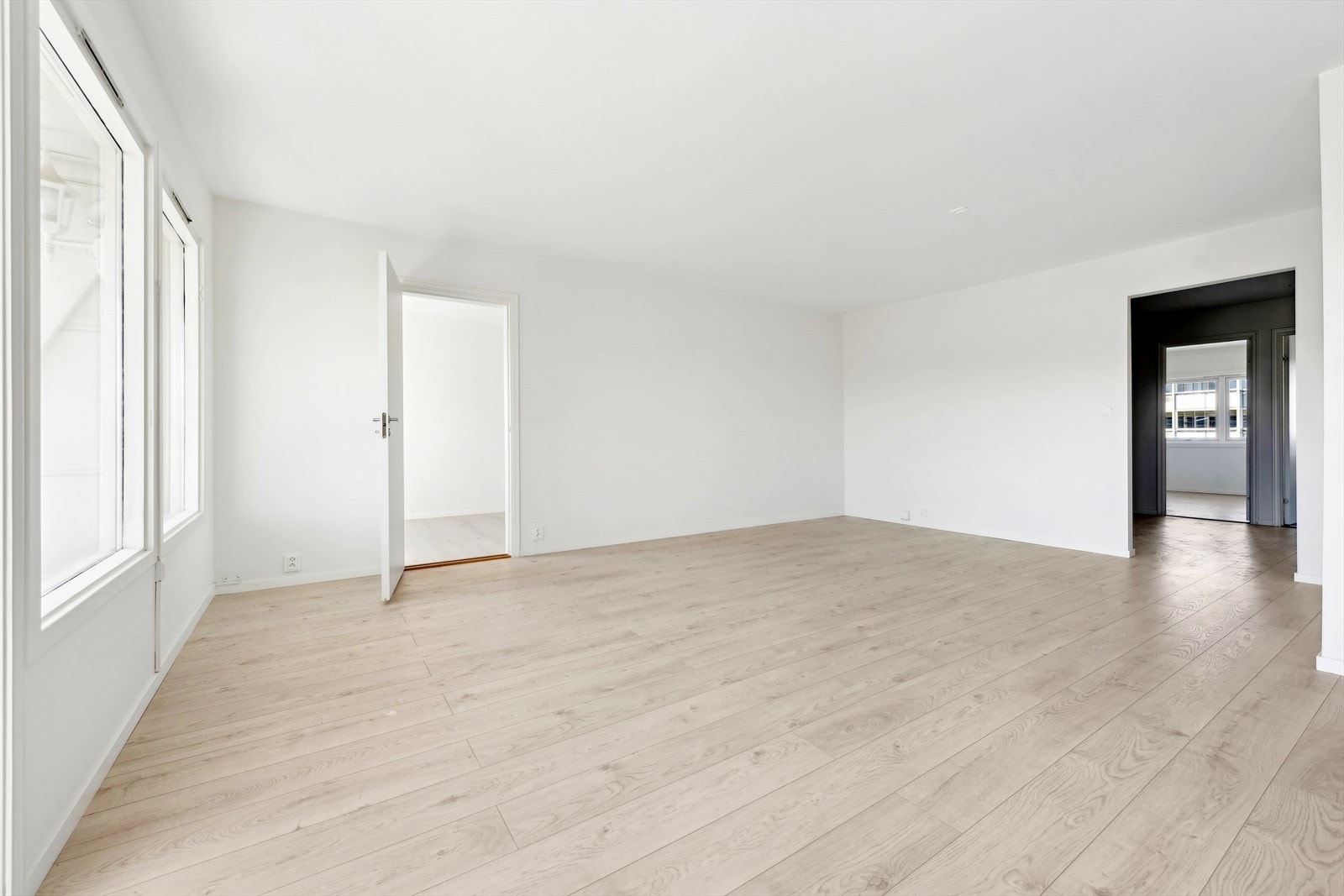 Stuen ble nylig pusset opp og malt i lyse farger, slik at en enkelt kan sette sitt eget preg i boligen. Galleribilde