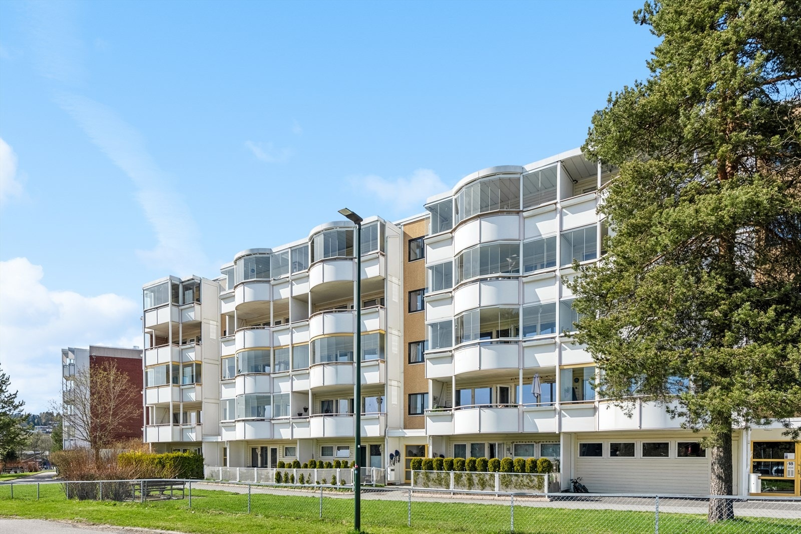 Tulipanveien 16 ligger i meget stille og rolige omgivelser, sentralt på Lørenskog/Finstadjordet. Galleribilde