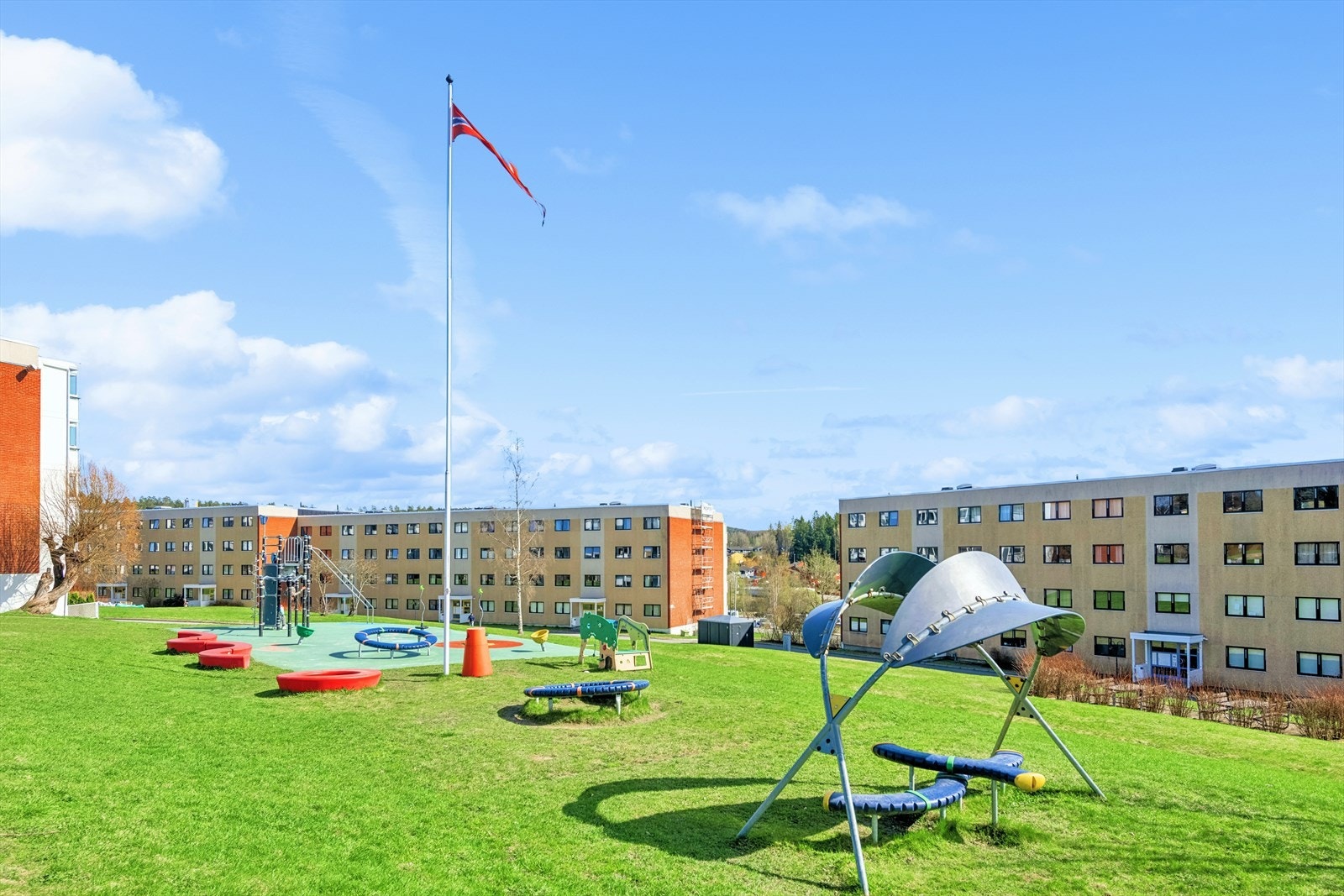 Borettslaget disponerer flere lekeplasser rett utenfor bygget. Galleribilde