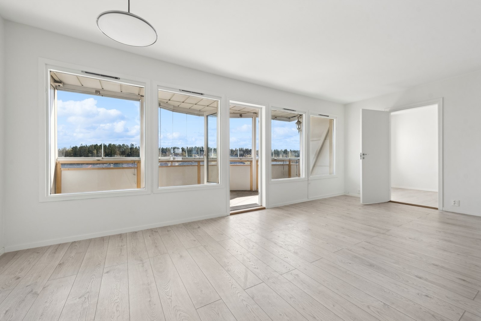 Stuen er av meget god størrelse med en stor innglasset balkong. Galleribilde