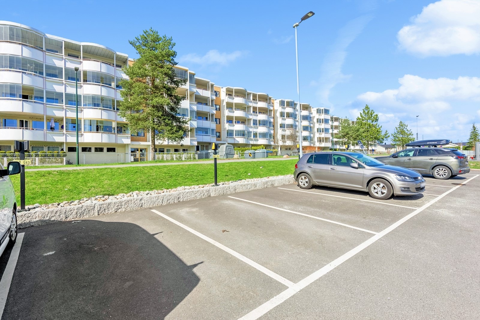 Det medfølger en p-plass til andelen, rett utenfor bygget. Galleribilde