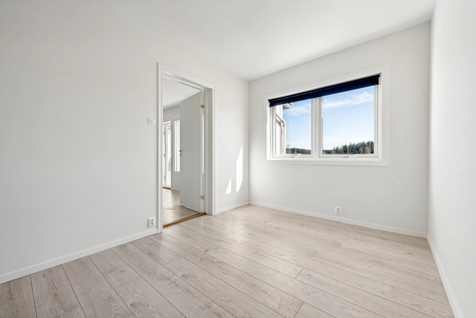 Soverom 1 med adkomst fra stue Galleribilde