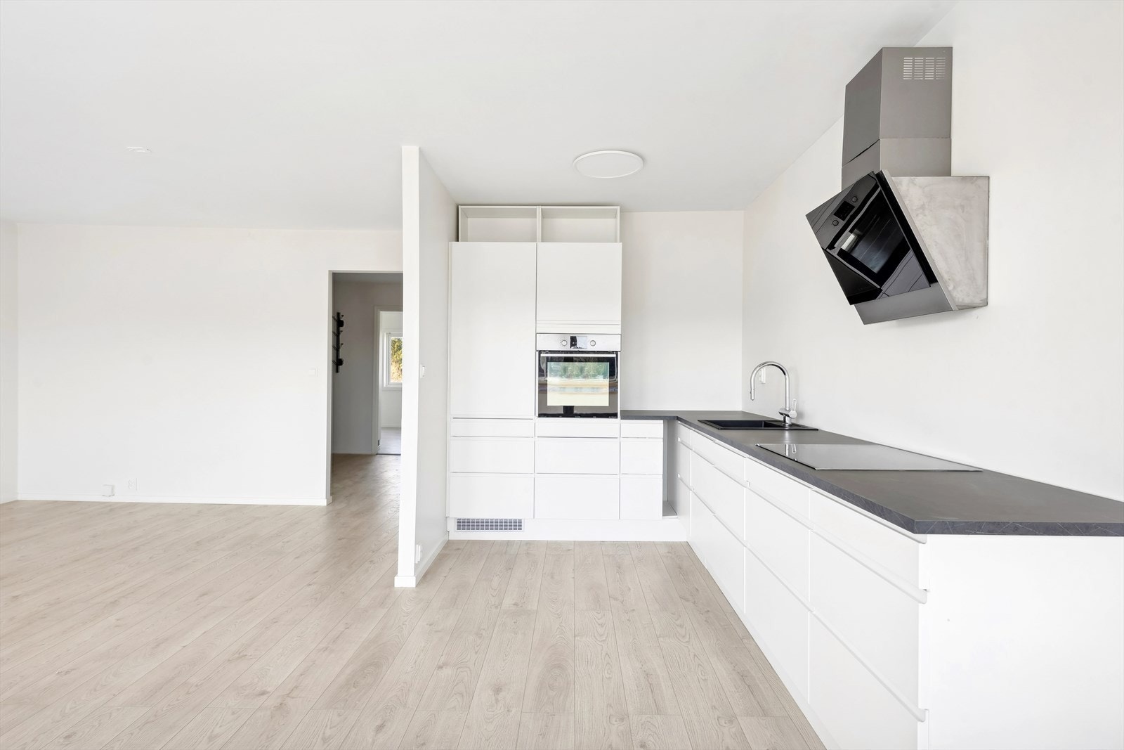 Lekkert kjøkken med integrerte hvitevarer Galleribilde