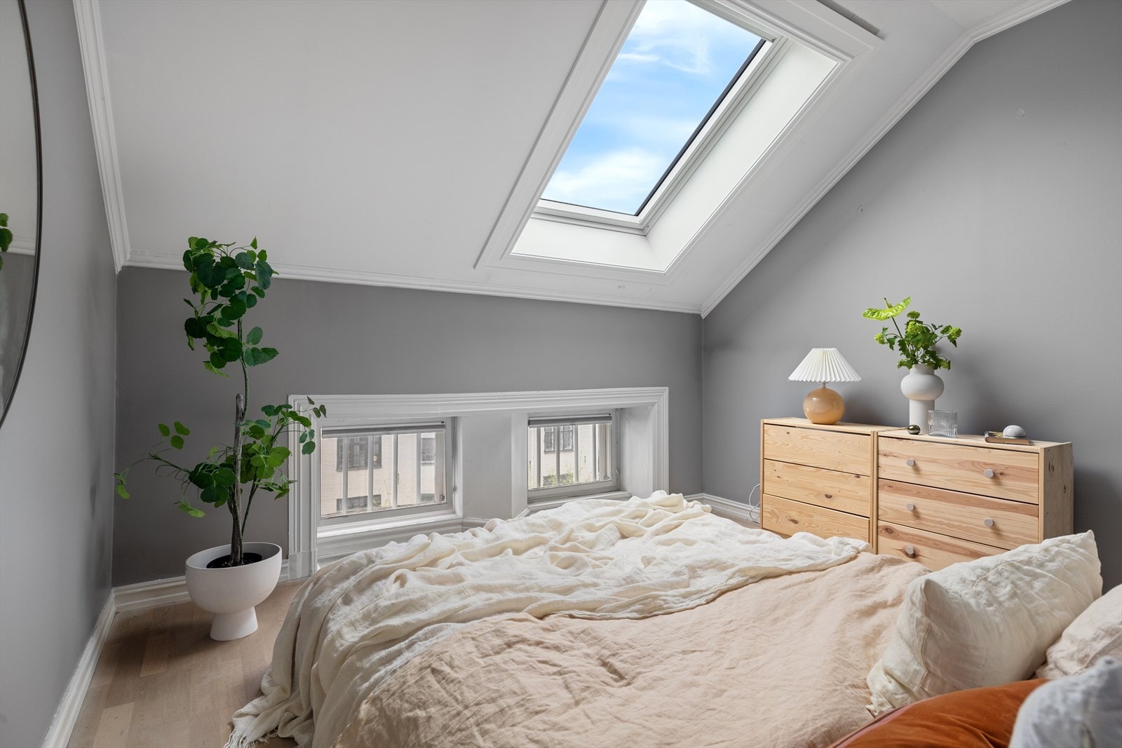 Soverommet er malt i en lun fargetone som passer godt med gulvet og interiøret for øvrig Galleribilde