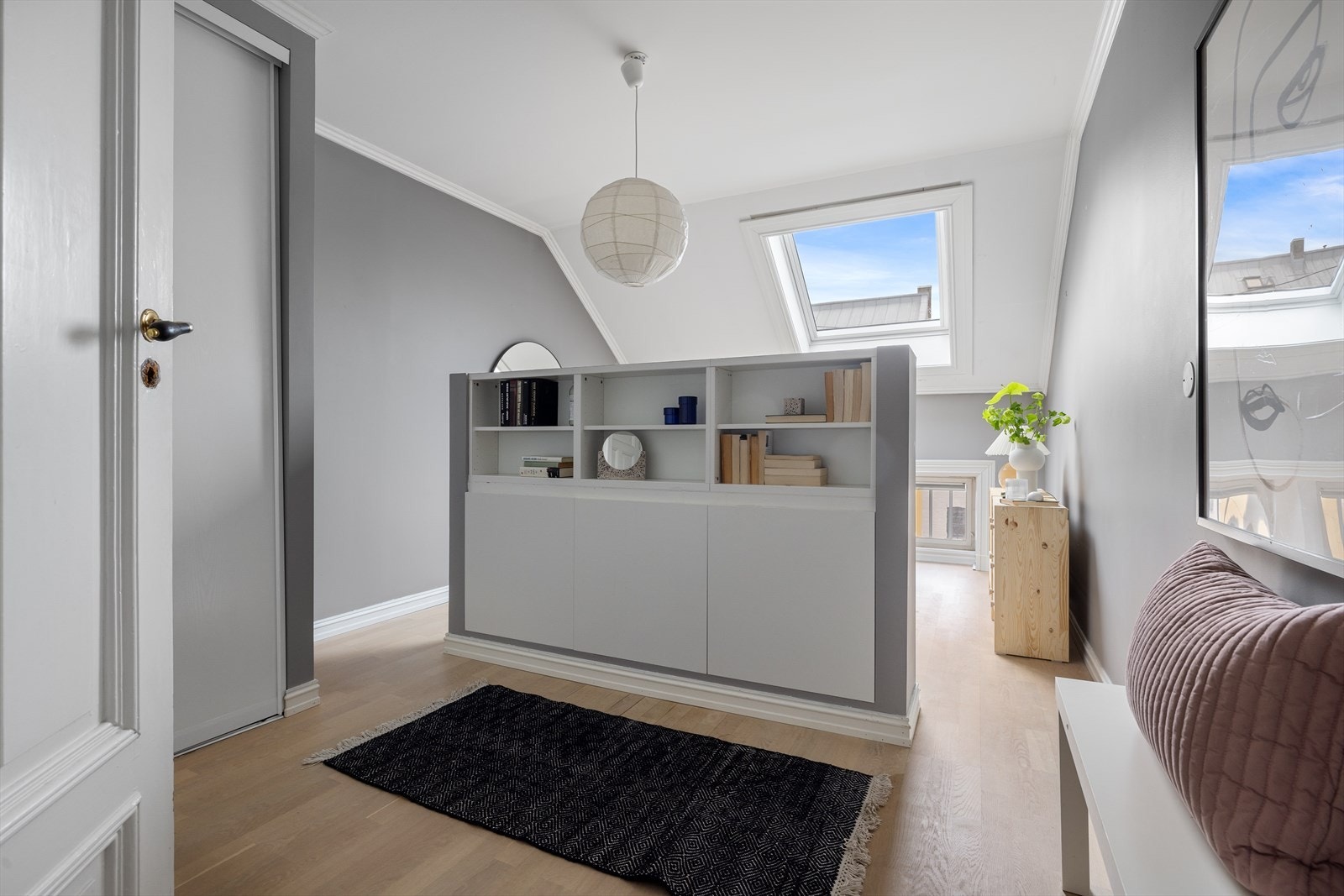 Smart utforming av rommet sikrer ekstra lagringsplass Galleribilde