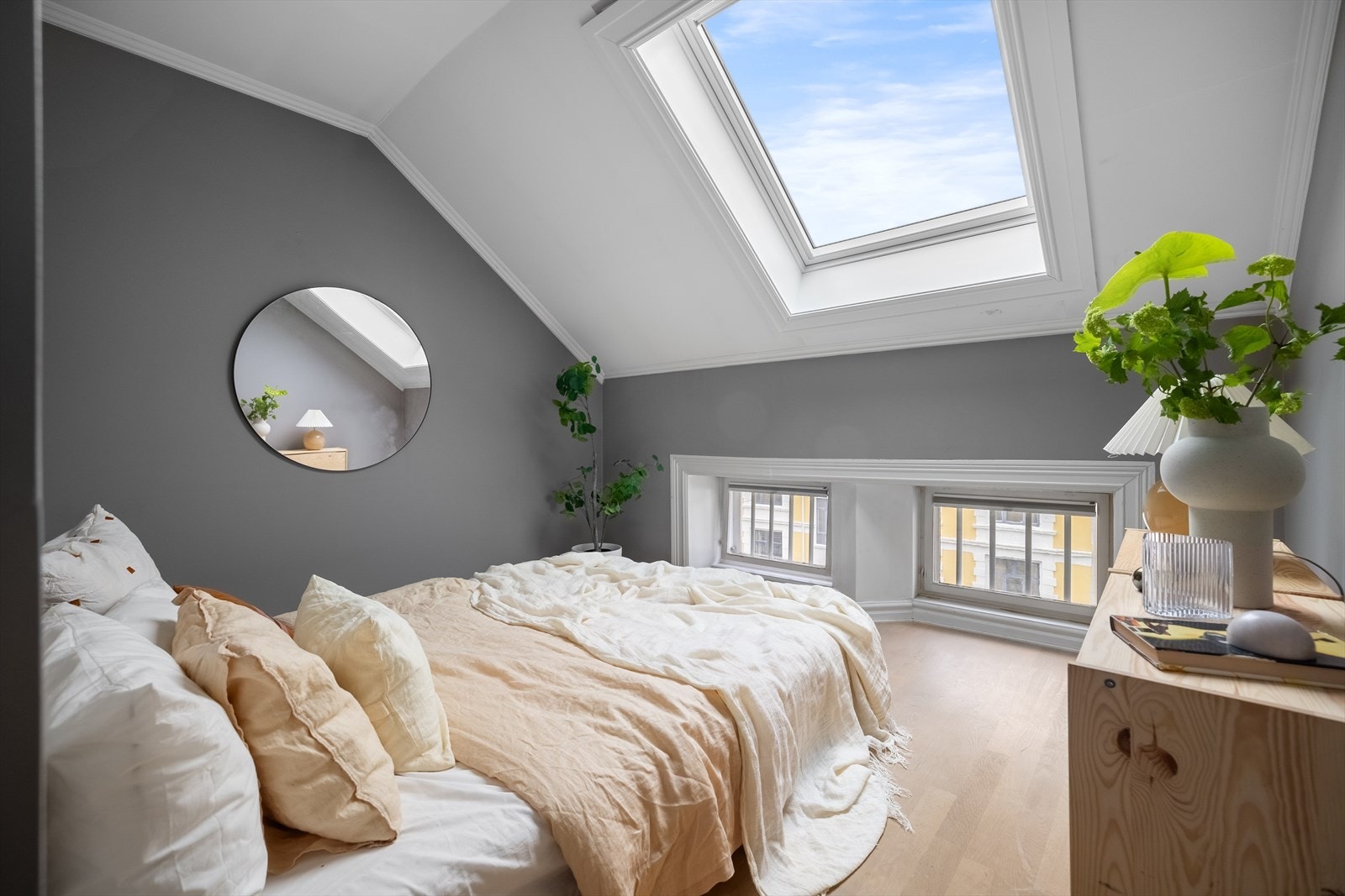 Det er plass til dobbeltseng og nattbord Galleribilde