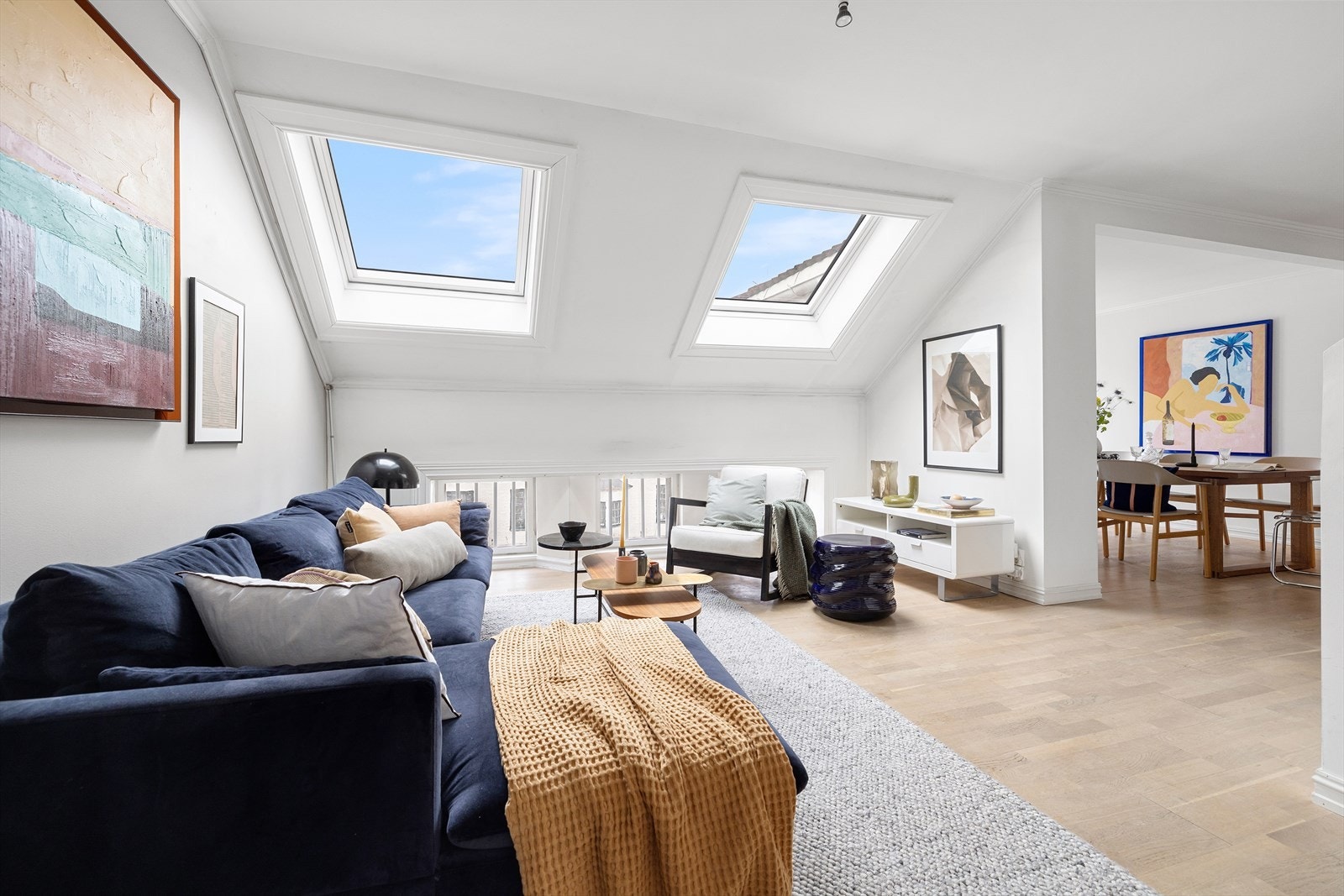 Rommet har store vindusflater som sikrer godt med lys Galleribilde