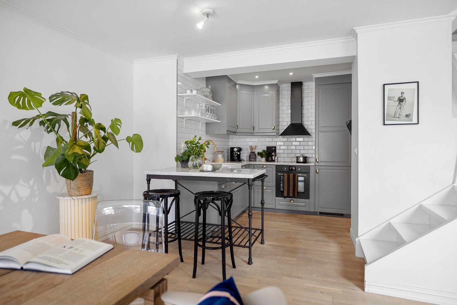 Ved kjøkkenet er det i tillegg spiseplass i barløsning Galleribilde