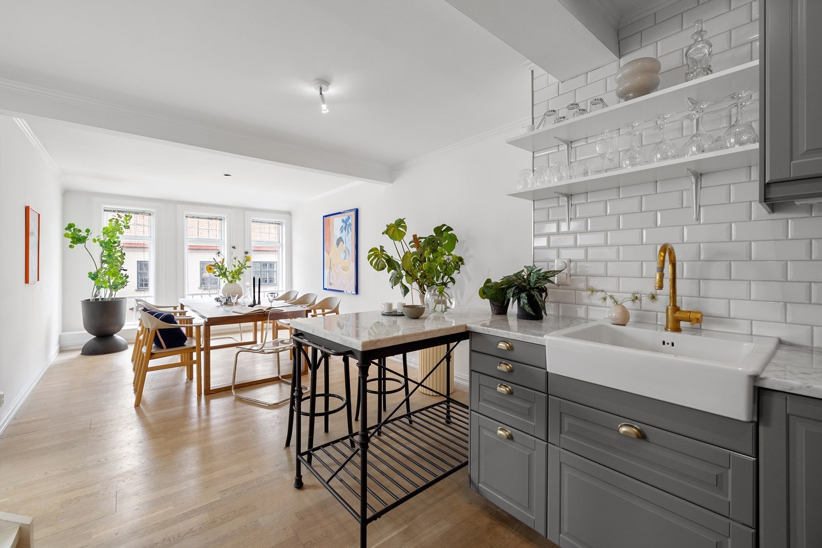 Kjøkkenet har store, flotte vindusflater med gode lysforhold Galleribilde