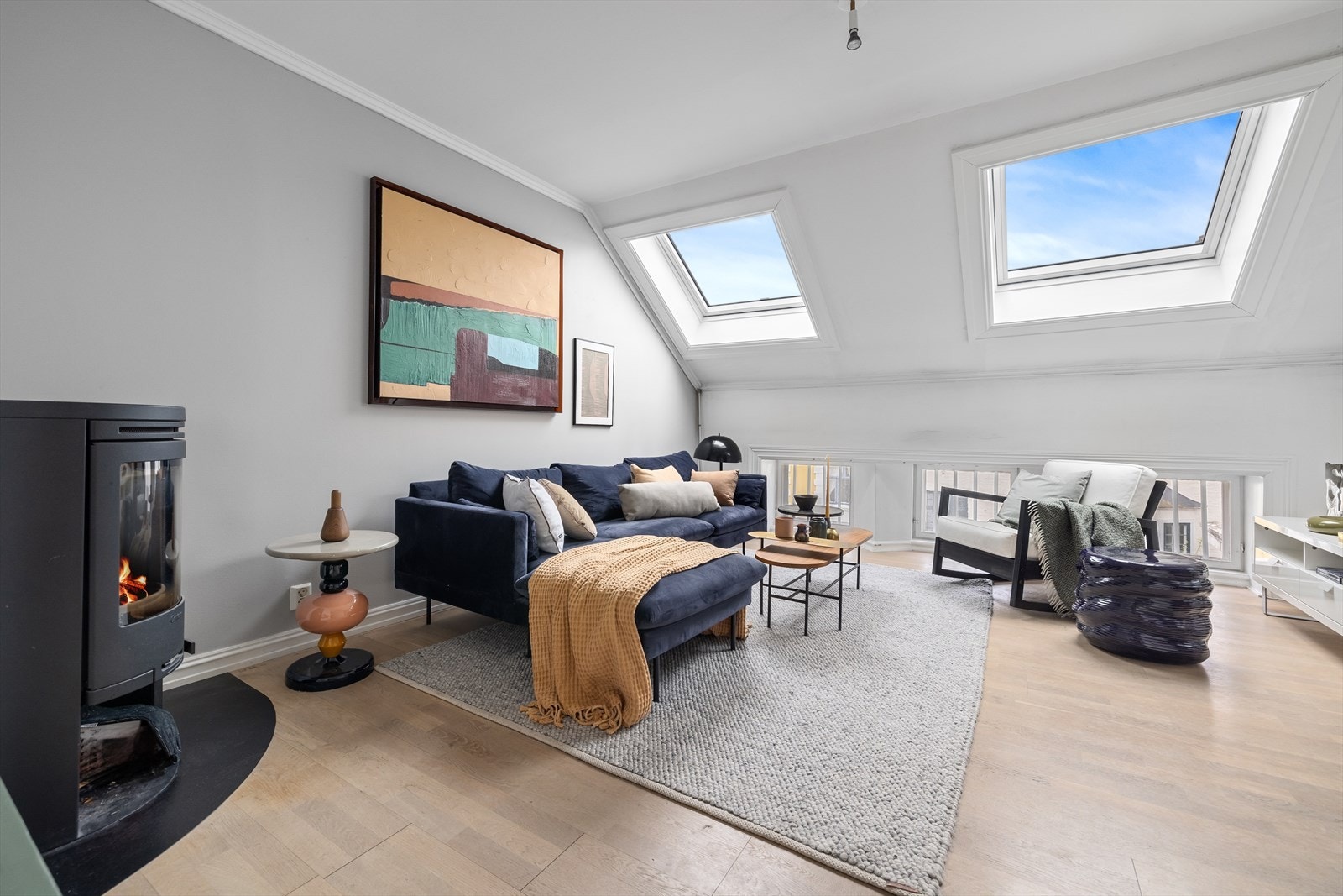 Moderne peisovn sikrer behagelig, vedvarende varme og bidrar til hyggelig stemning på kalde høst- og vinterkvelder Galleribilde