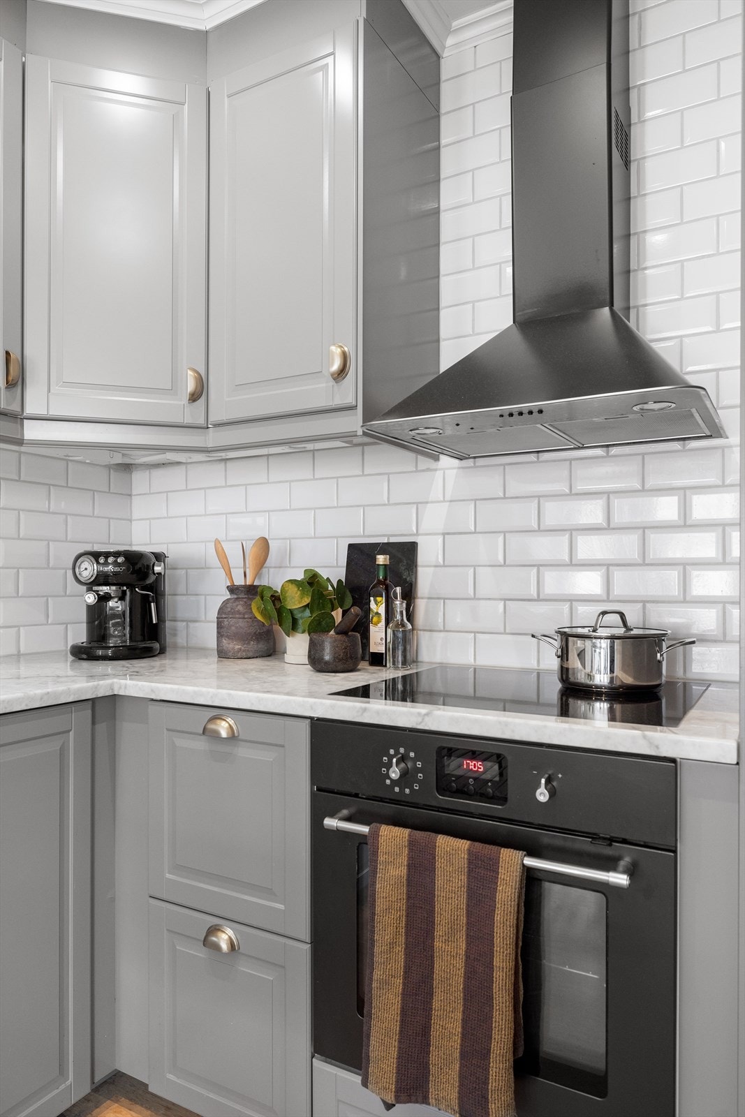 Det er integrert oppvaskmaskin, kjøl/fryseskap, platetopp og stekeovn Galleribilde