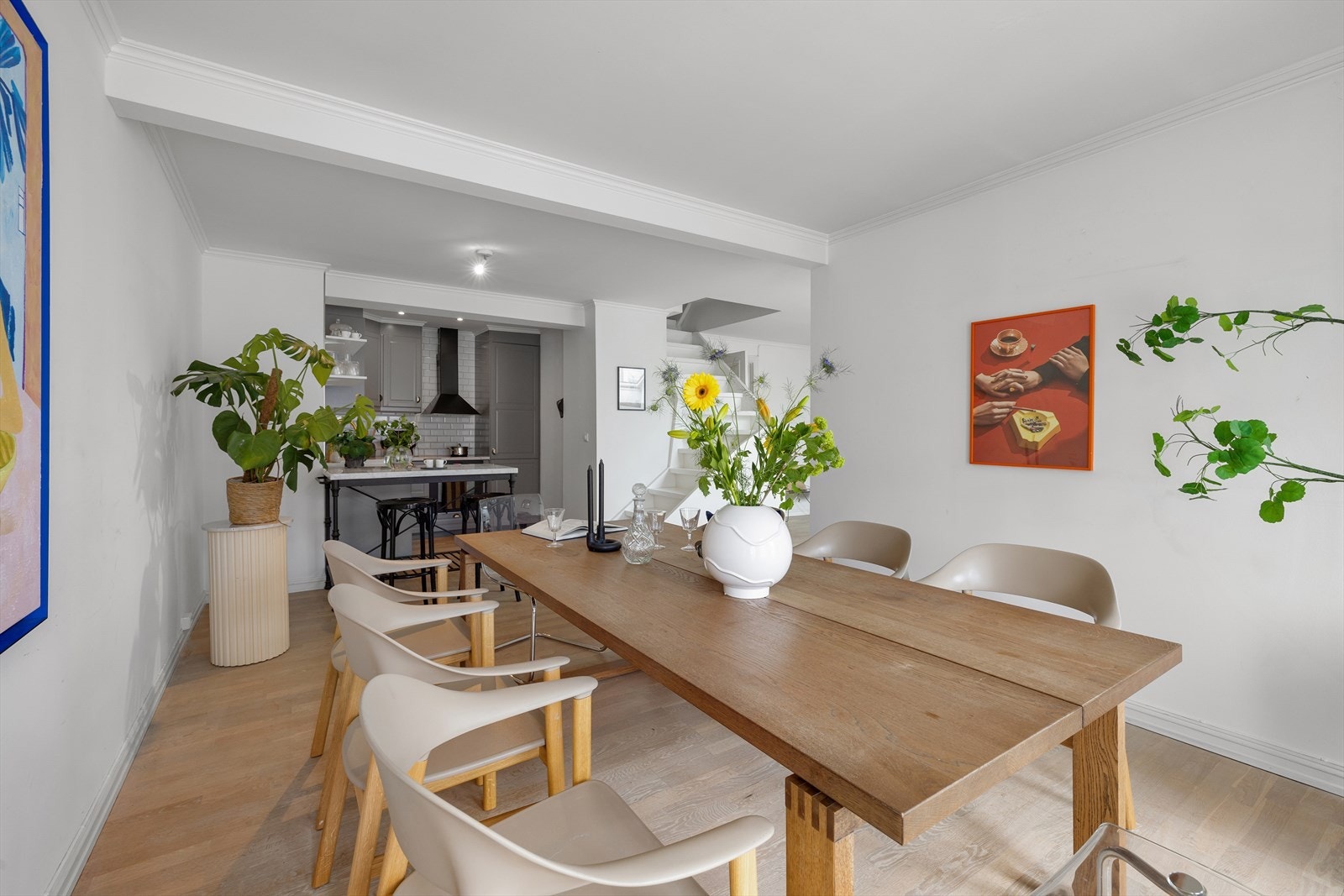 På kjøkkenet er det god plass til stort spisebord - perfekt for sosiale sammenkomster Galleribilde