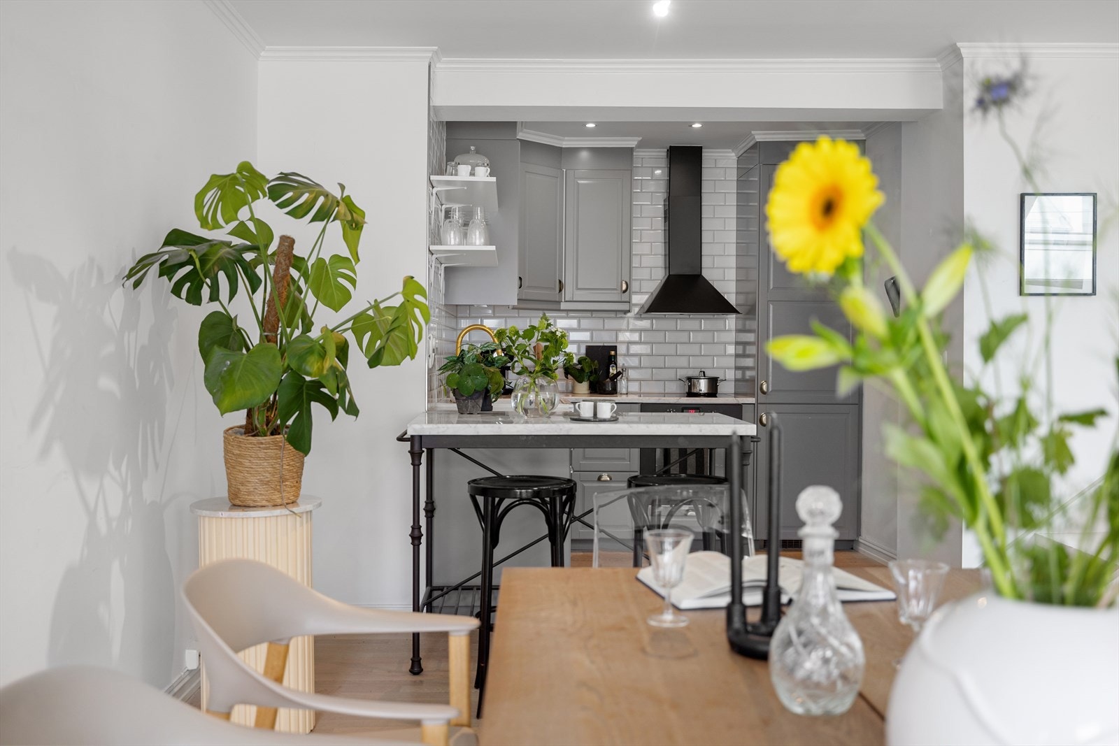 Leiligheten oppleves velholdt og gjennomført med lyse fargevalg og pent parkett Galleribilde