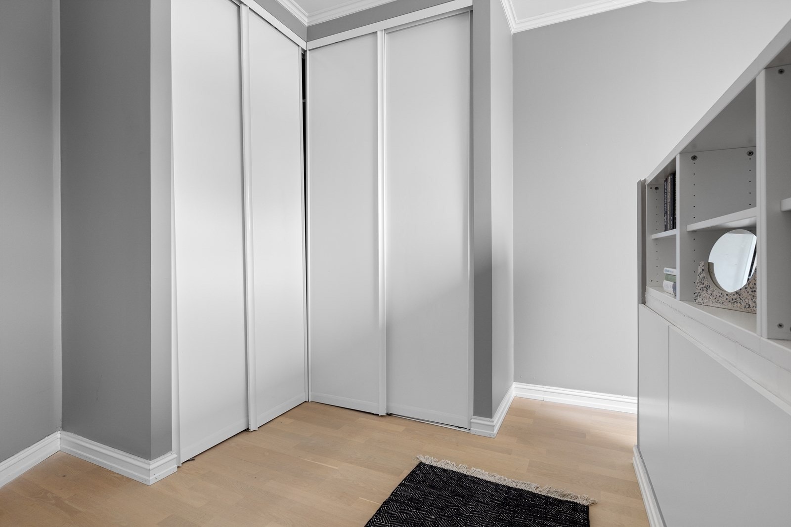 Godt med lagringsplass i skyvedørsgarderobe Galleribilde