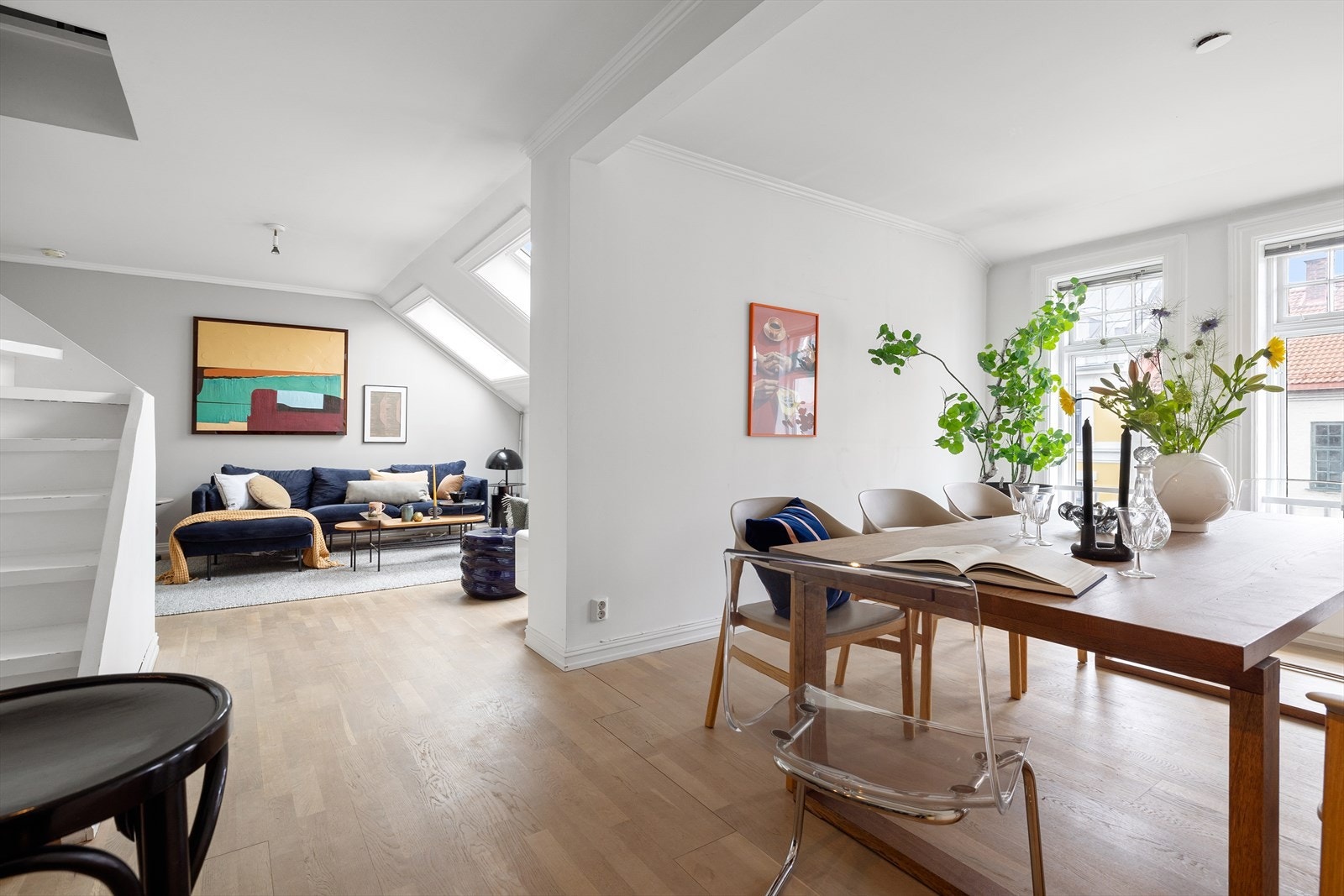 Leiligheten ligger i 4. etasje og inneholder entré, stue, kjøkken, bad og soverom. I tillegg er det hems på ca. 40 kvm. Galleribilde