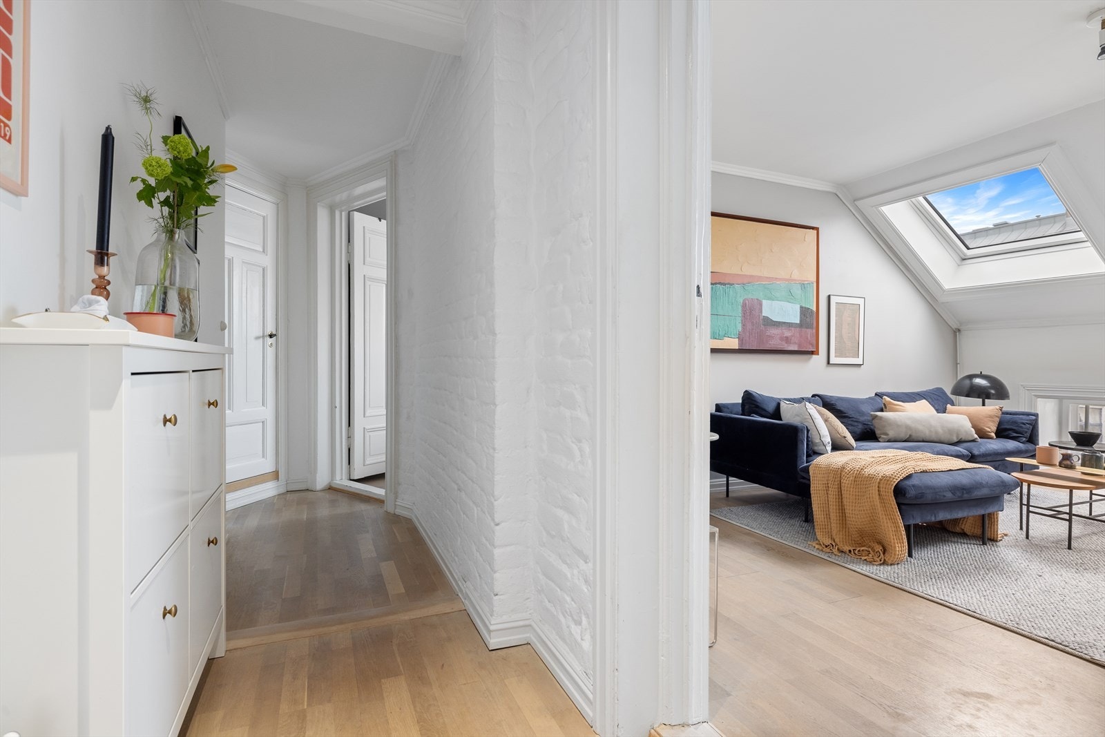 I gangen er det plass til skyvedørsgarderobe og skohylle for oppbevaring av yttertøy Galleribilde