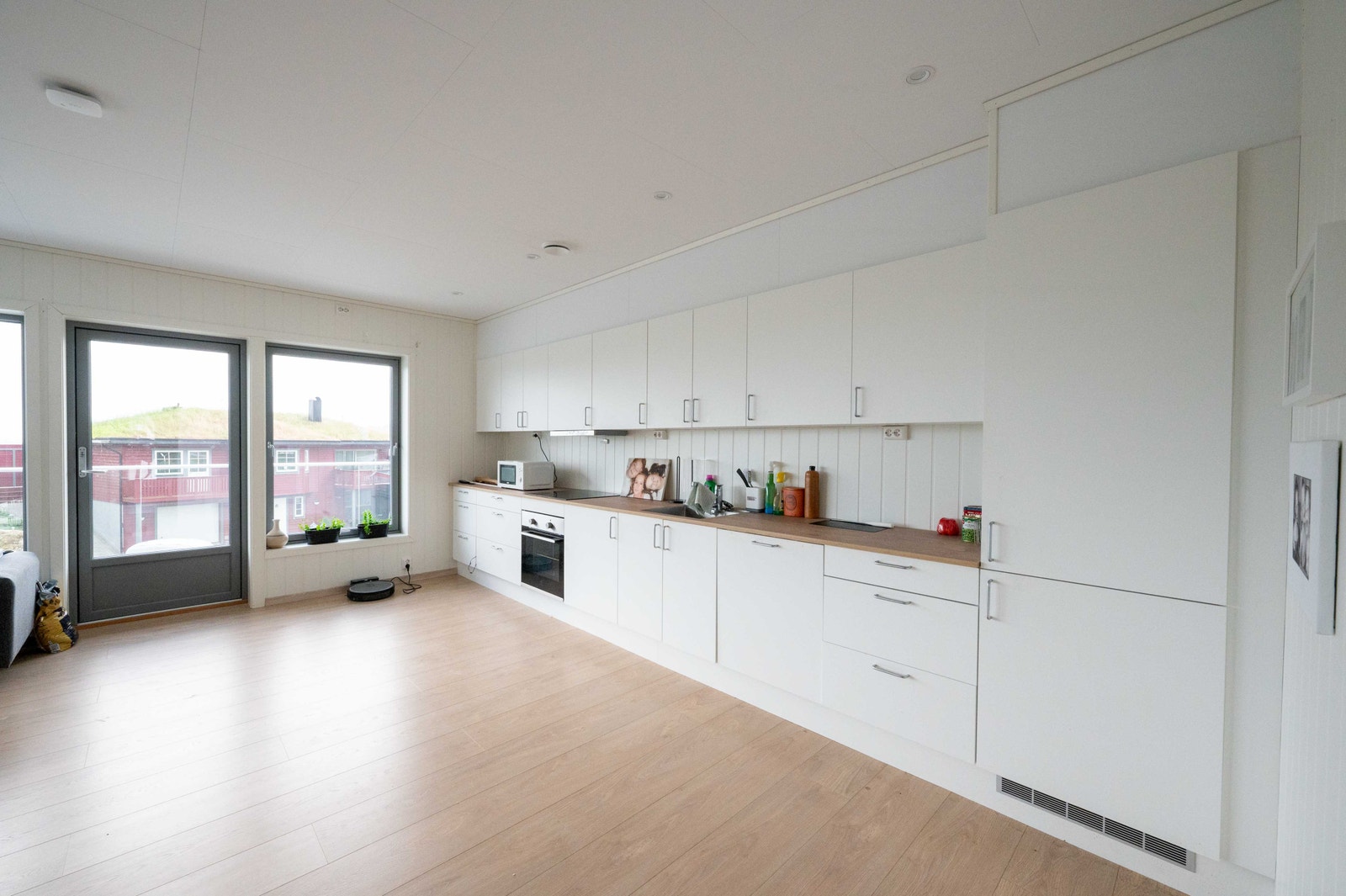 Moderne kvalitetskjøkken med integrerte hvitevarer Galleribilde