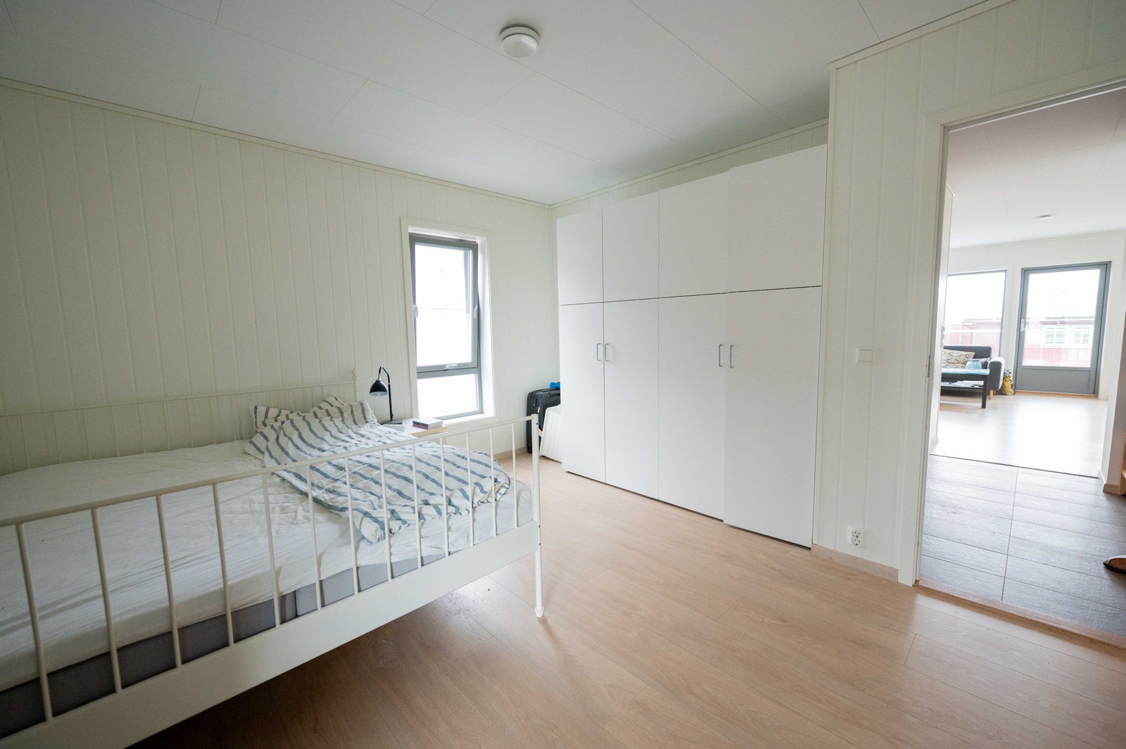 Soverom på hele 11kvm med plass til garderobeskap. Leiligheten har totalt 2 soverom Galleribilde