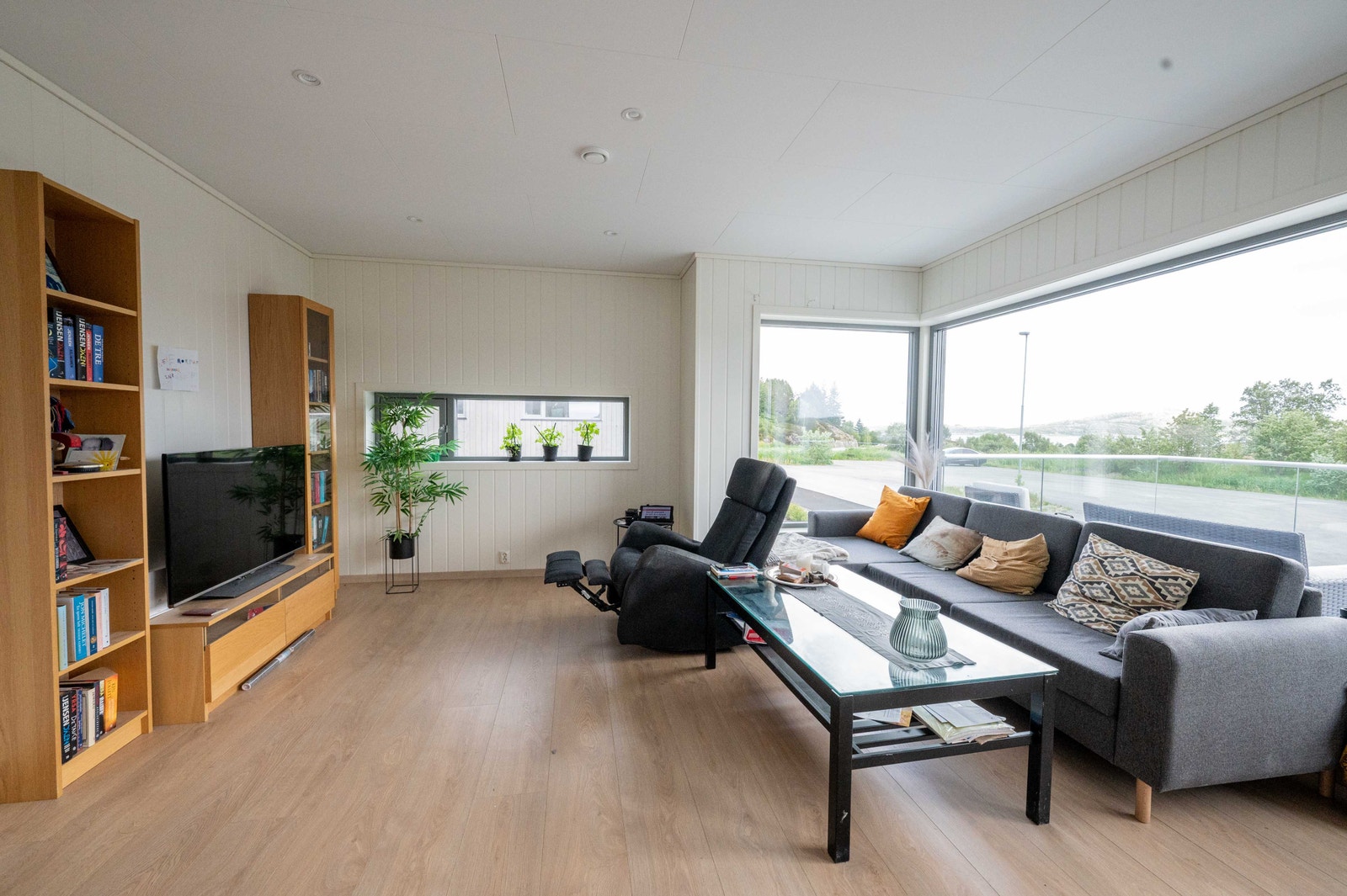 Romslig stue med downlights og naturlig lysinnslipp Galleribilde