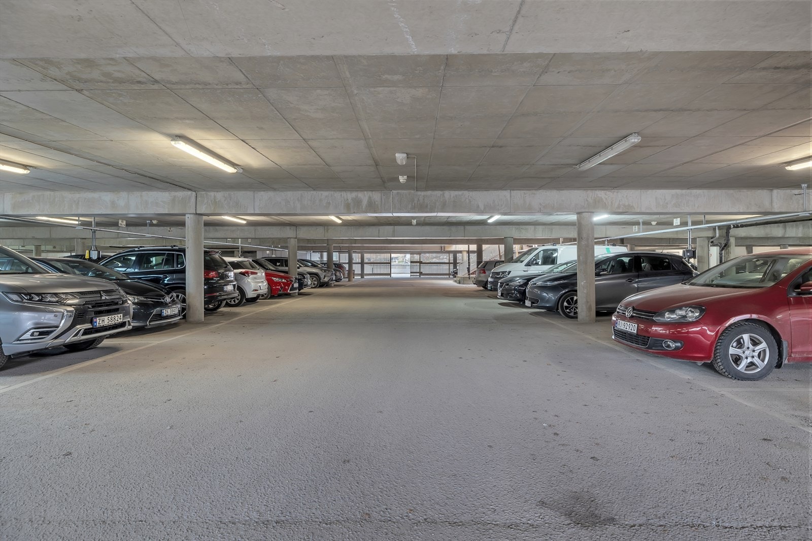 Fast parkering i garasjeanlegg Galleribilde
