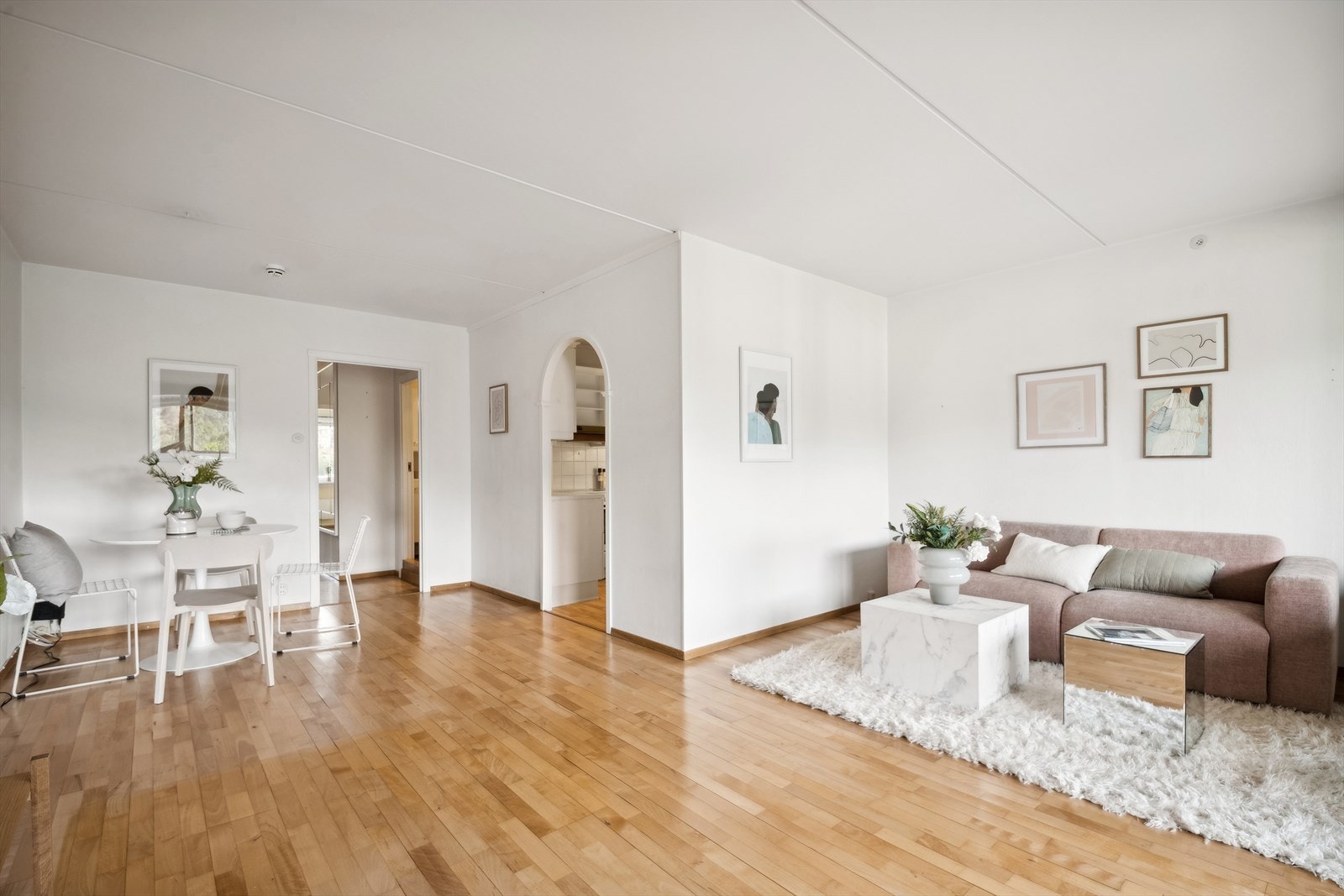 Stuen er lys og trivelig med plass til flere møbleringsmuligheter for å skape den stuen du selv ønsker. Galleribilde