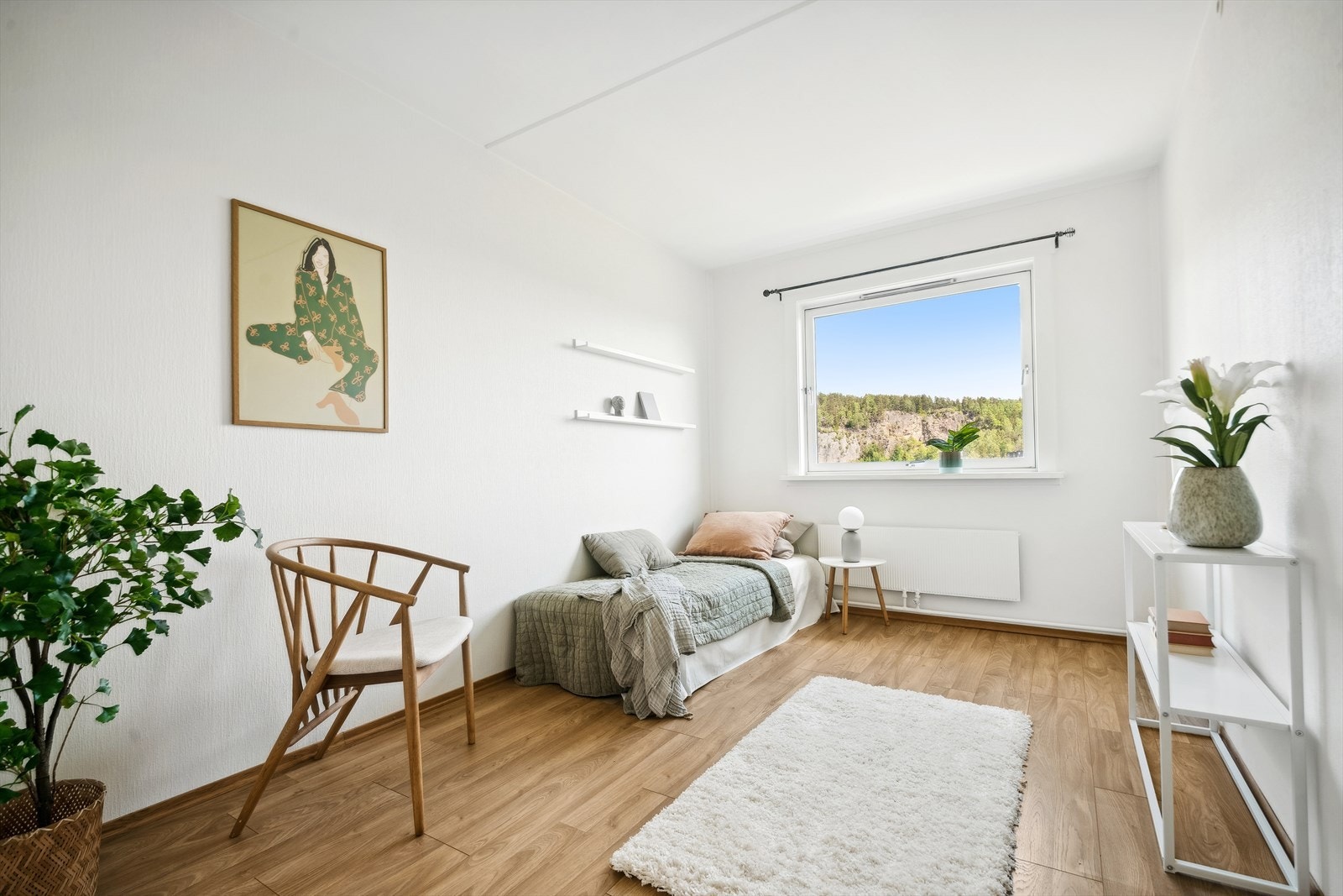 Soverommene er praktisk plassert i rekke i den ene enden av leiligheten. Soverom nr. 2 er også romslig og det er god plass for seng og en kontorpult Galleribilde
