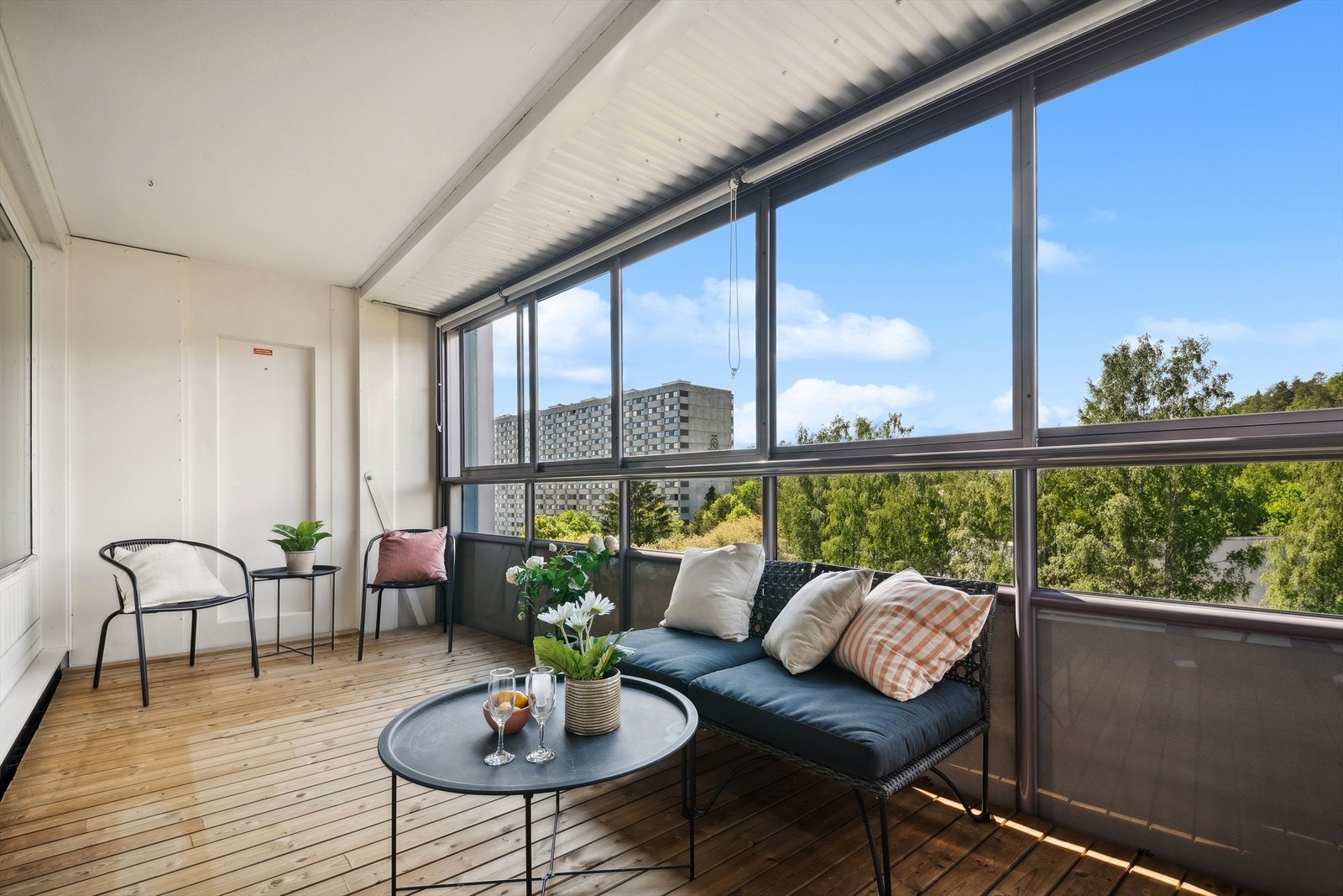 Herfra er det utgang til stor innglasset veranda som gir en følelse av forlenget stue. Galleribilde