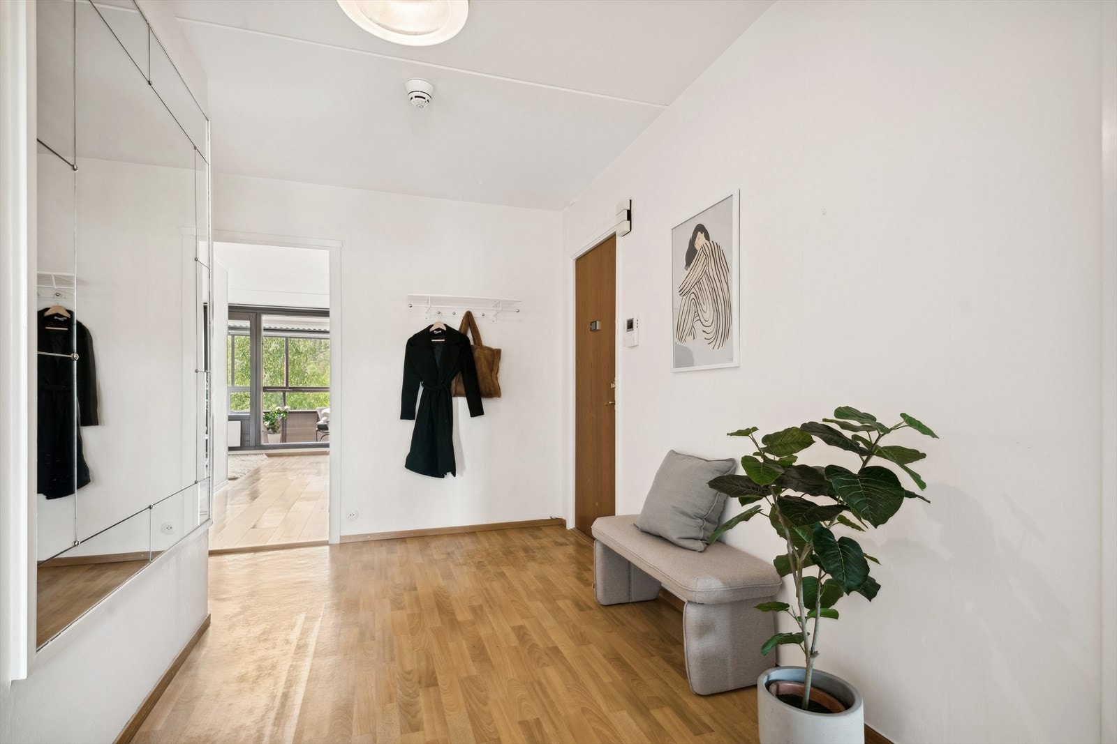 Her ønskes du velkommen inn i en romslig entré med god plass til å oppbevare ytterklær. Galleribilde