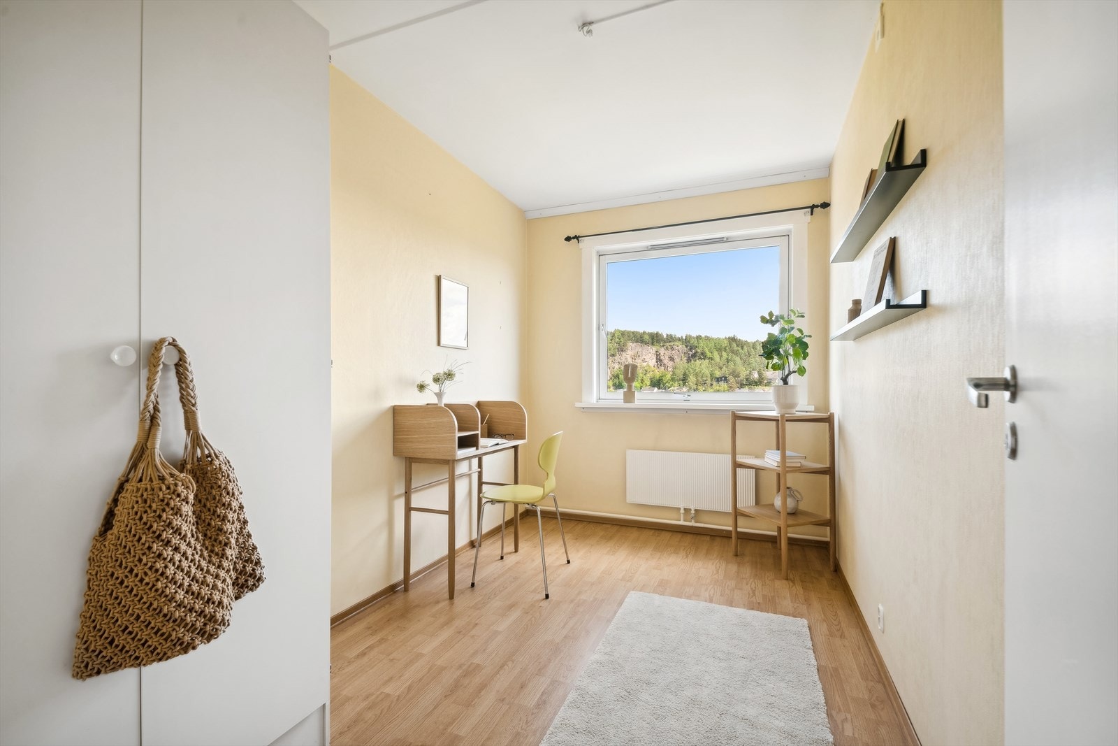 Alle soverommene har plass til stor seng, tilhørende møblement og garderobeskap. Soverom nr. 3 er malt i en moderne gulfarge og passer utmerket som barnerom, kontor eller gjesterom. Galleribilde