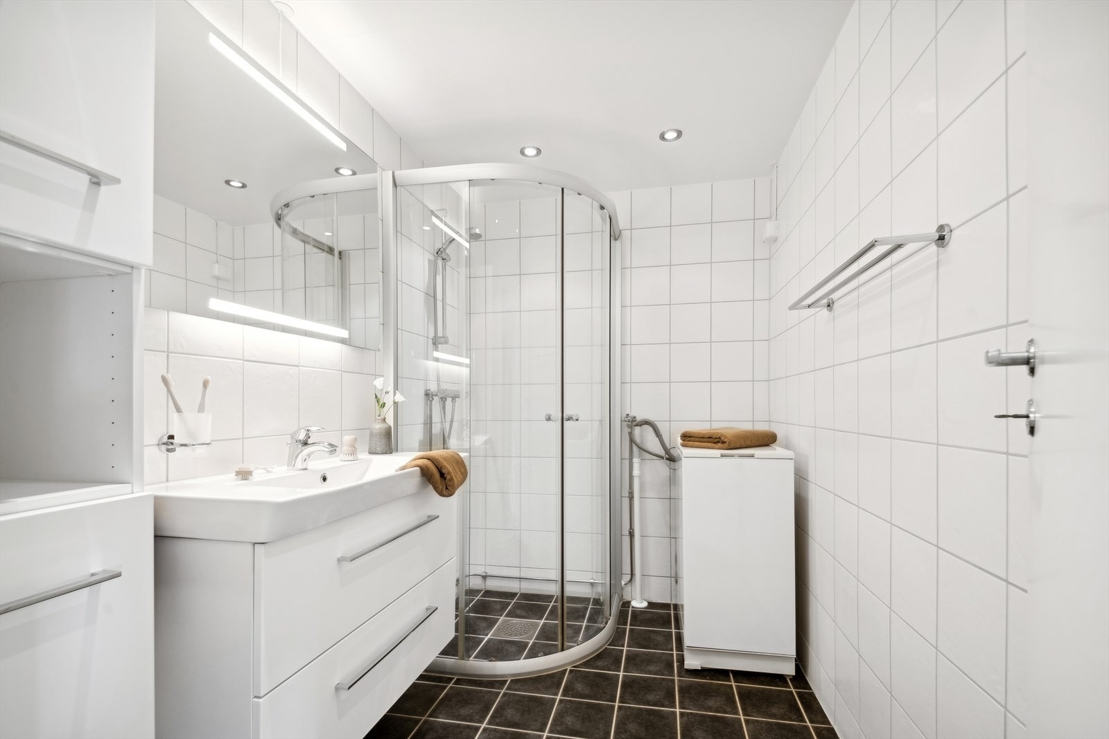 Flislagt bad med gulvvarme, oppgradert i 2012 i regi av borettslaget, innredet med dusjhjørne, stor baderomsinnredning med nedfelt servant og opplegg for vaskemaskin. Galleribilde
