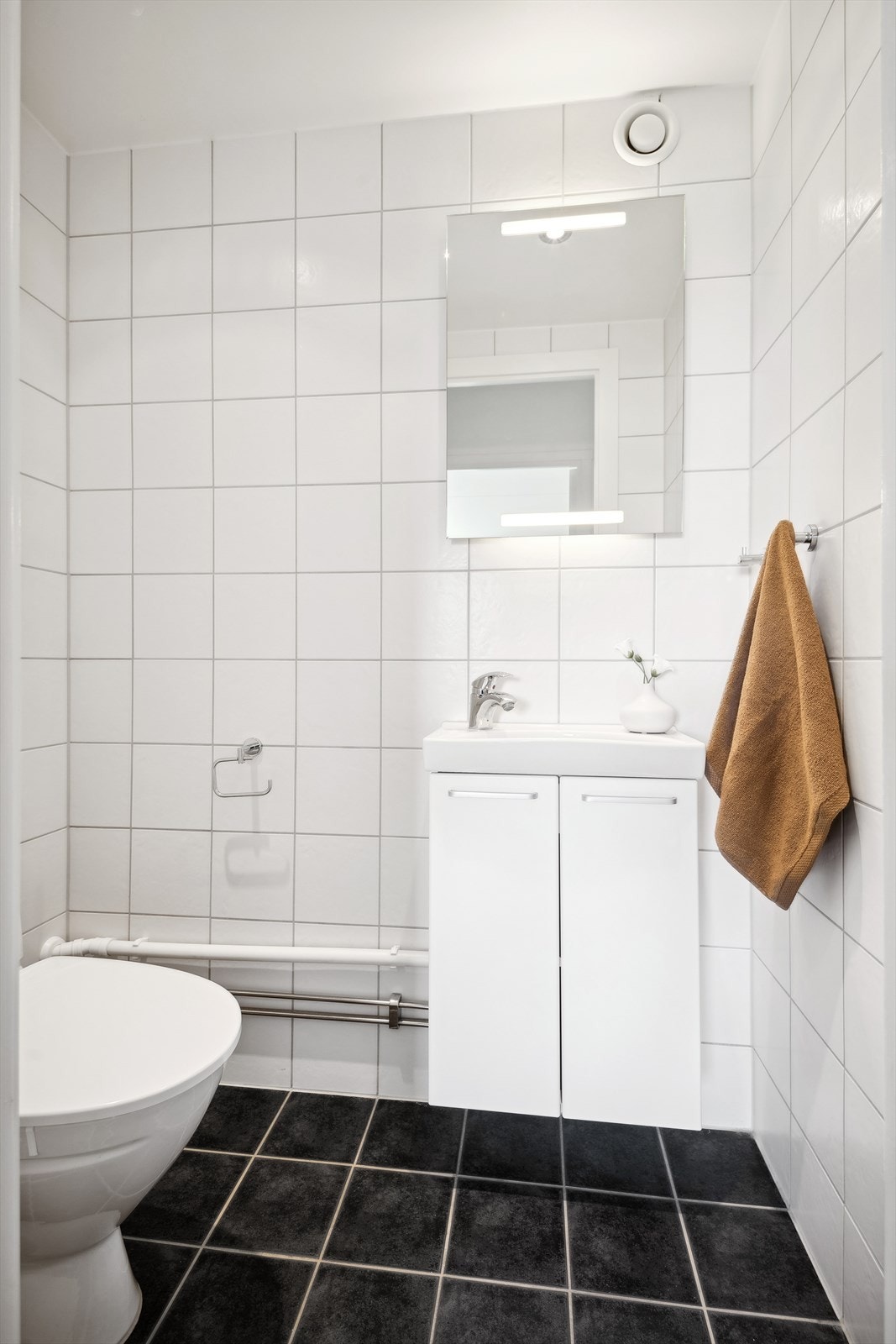 Leiligheten har separat toalettrom som er flislagt, innredet med toalett og baderomsinnredning og nedfelt servant. Galleribilde